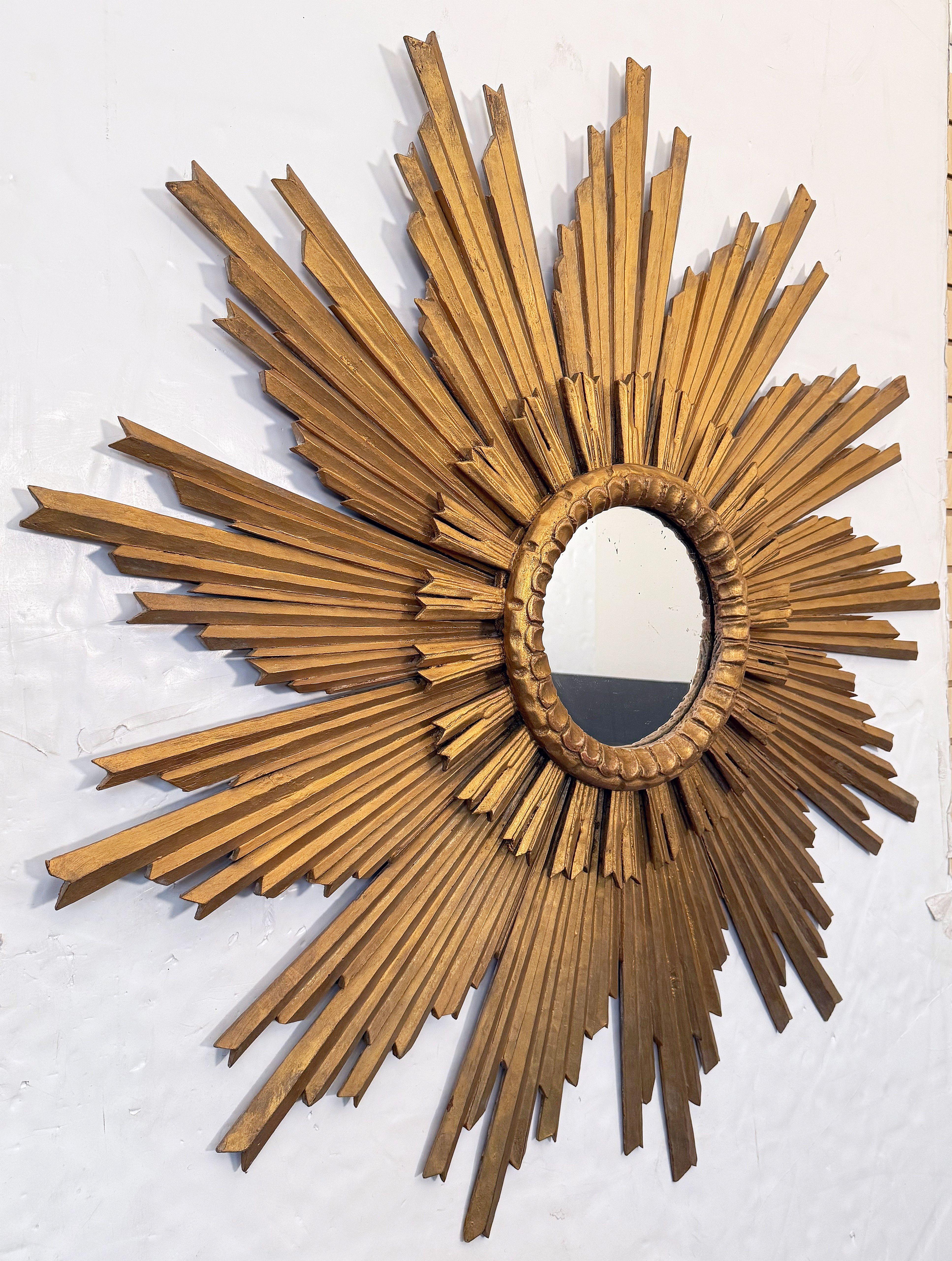 Français Large French Gilt Starburst or Sunburst Mirror (Diameter 45 1/2) en vente