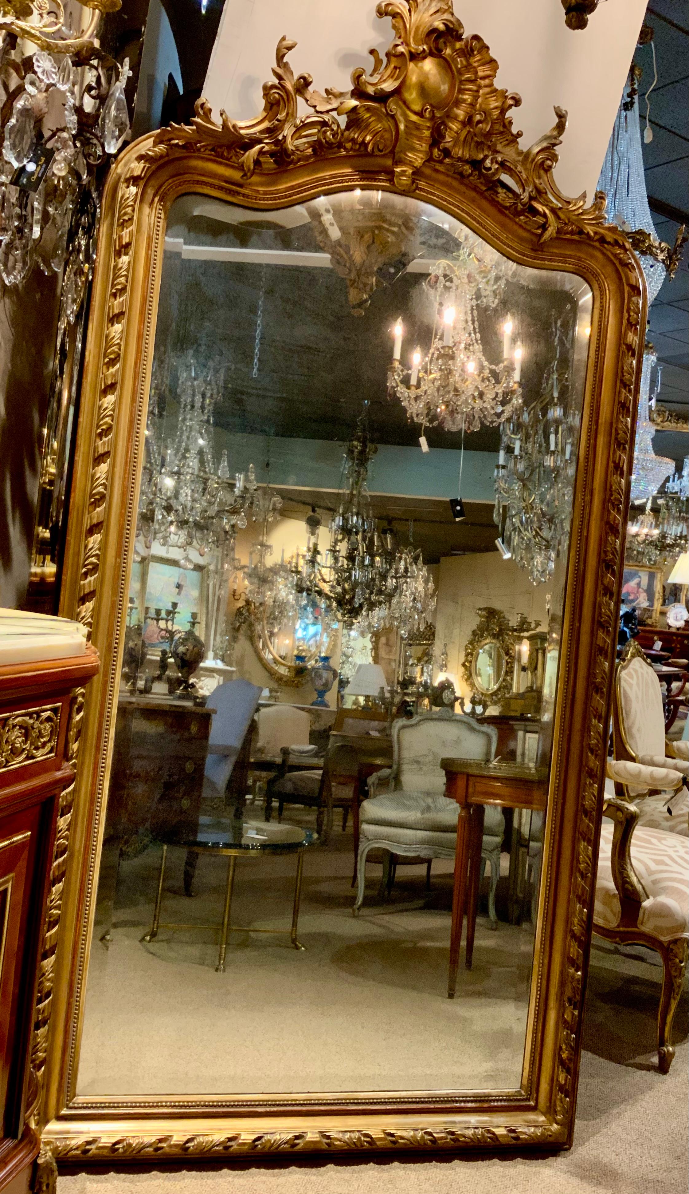 Grand miroir français en bois doré de style Louis XV avec plaque biseautée, 18ème siècle Bon état à Houston, TX