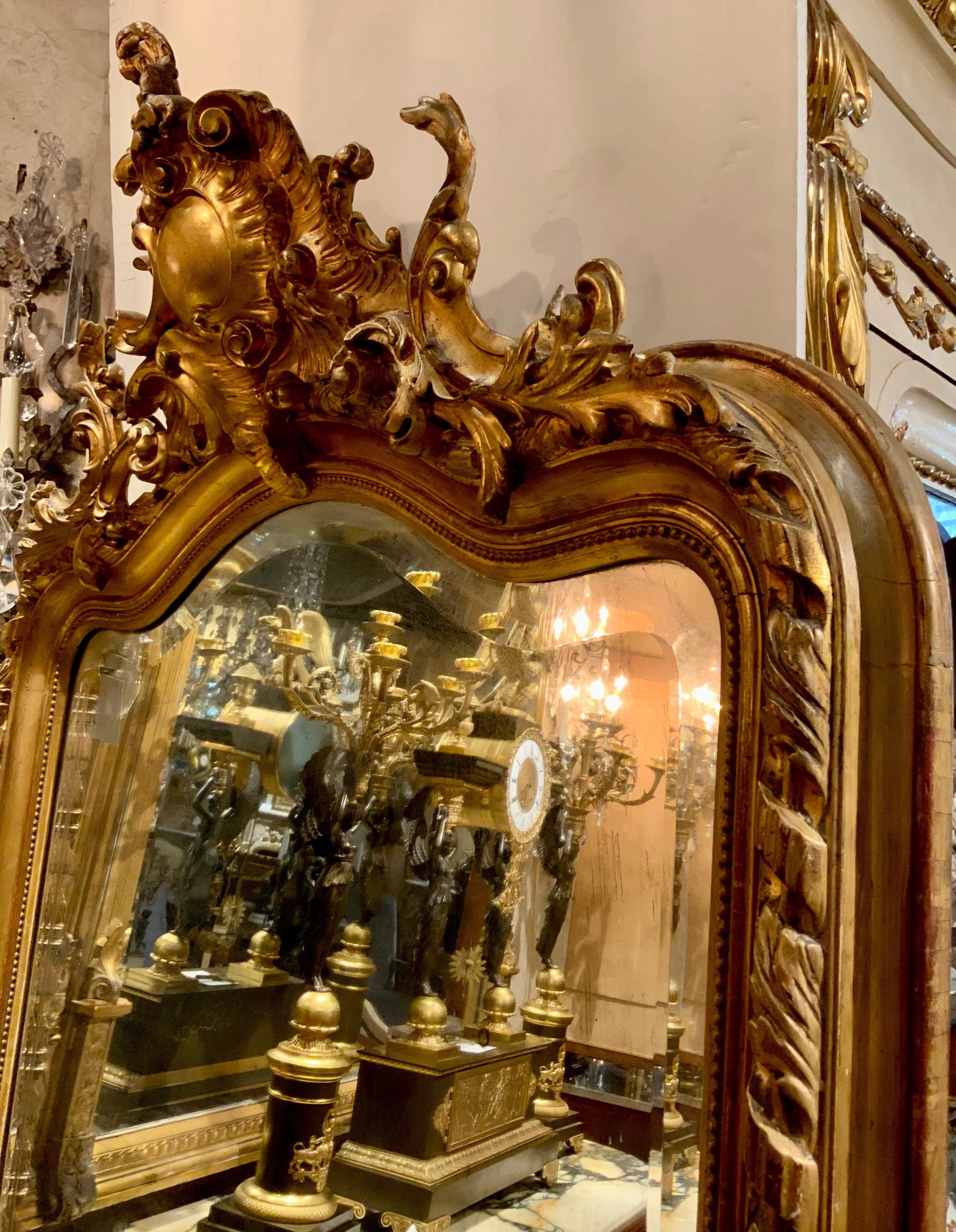 Miroir Grand miroir français en bois doré de style Louis XV avec plaque biseautée, 18ème siècle