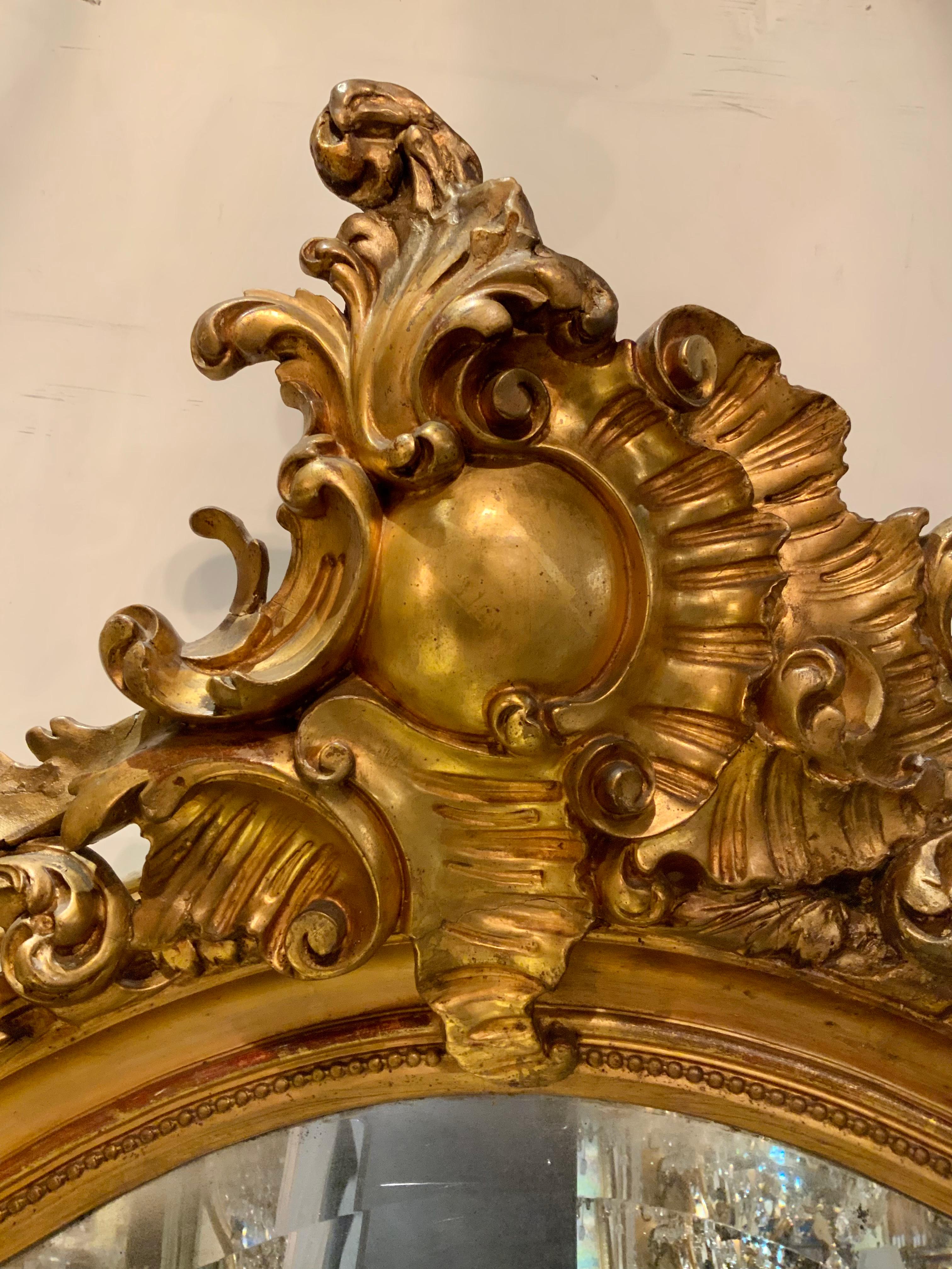 Grand miroir français en bois doré de style Louis XV avec plaque biseautée, 18ème siècle 1