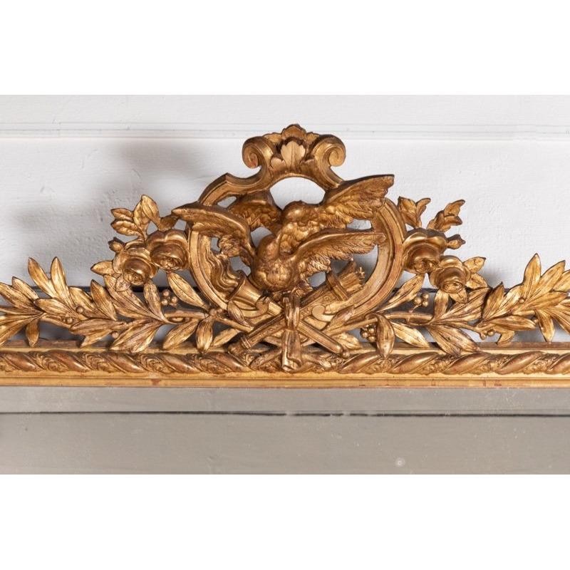 Gran espejo francés de madera dorada del siglo XIX, de estilo Luis XVI, con pequeño frontón de pájaros, borde de cristal plateado retorcido, suelo de parqué de madera.
Época de Napoleón III - Francia Siglo XIX.

Altura 192 cm - 75,59 po
Anchura 104