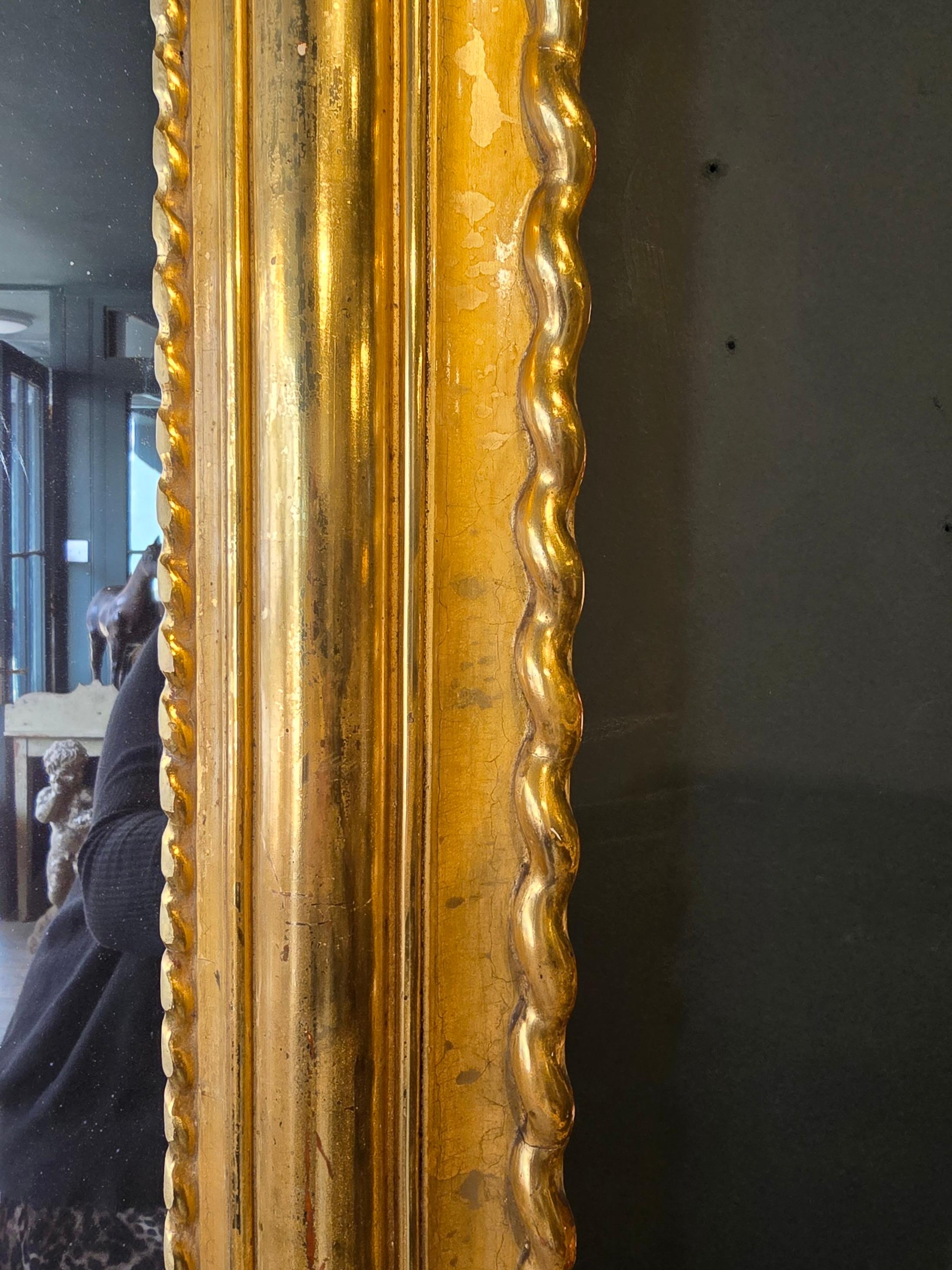 Grande specchio francese in legno dorato, con bella piastra di mercurio originale scintillante.  Lo specchio presenta una splendida doratura croccante e una bella modanatura.  La schiena è completamente rivestita.

Questo specchio è quanto di meglio