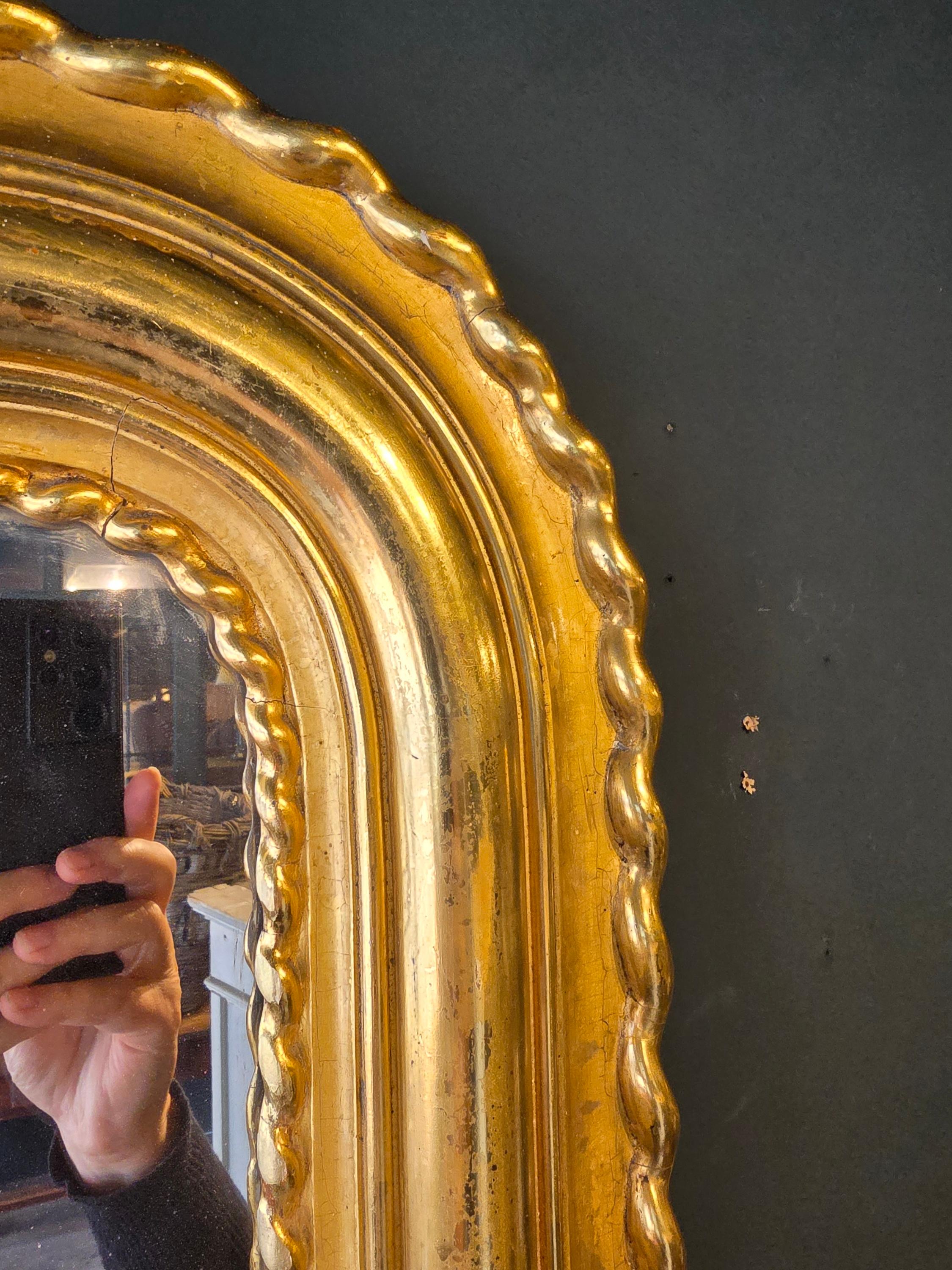Dorato Grande specchio francese in legno dorato in vendita