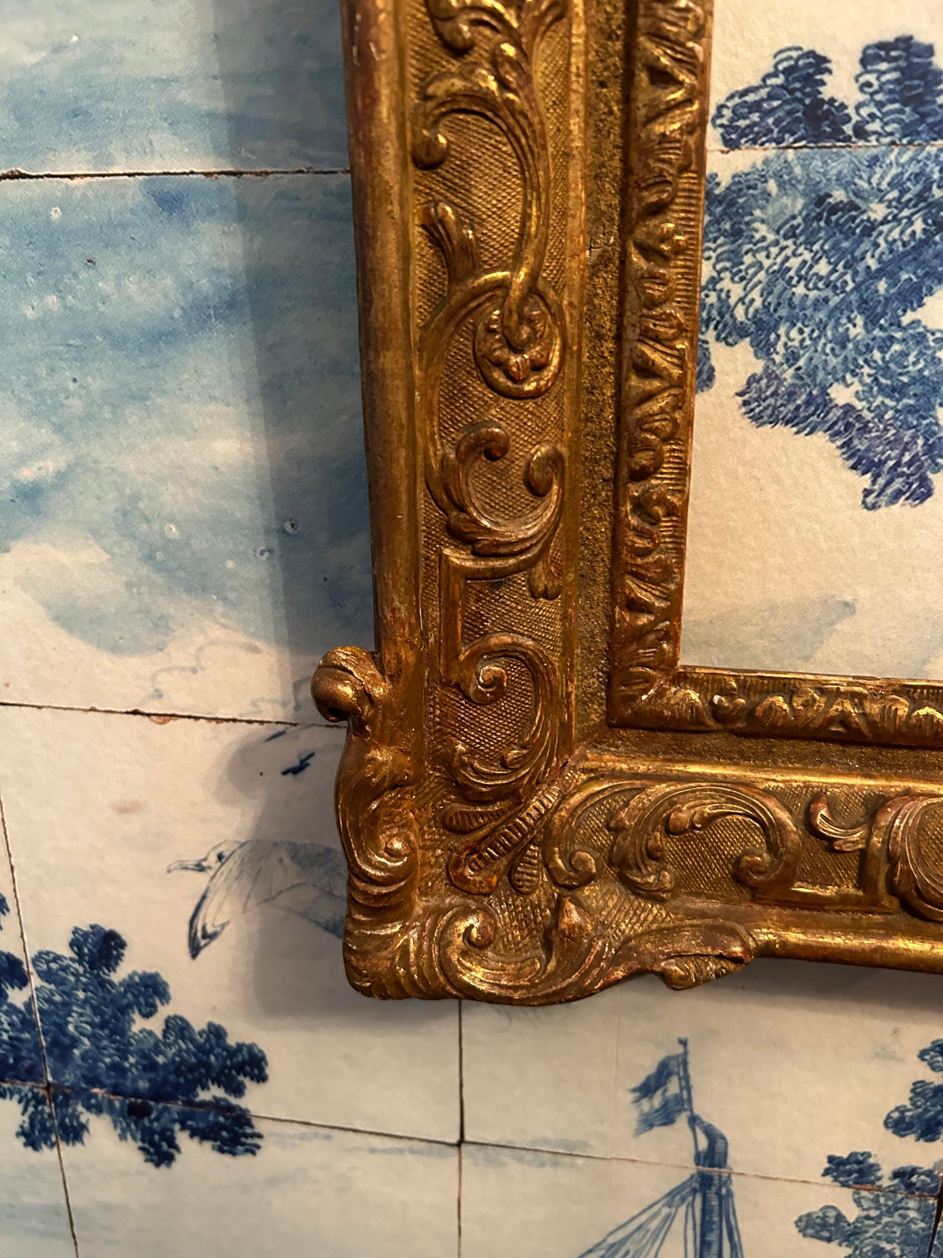 Grand cadre de miroir en bois doré français avec plateau arrondi en vente 1
