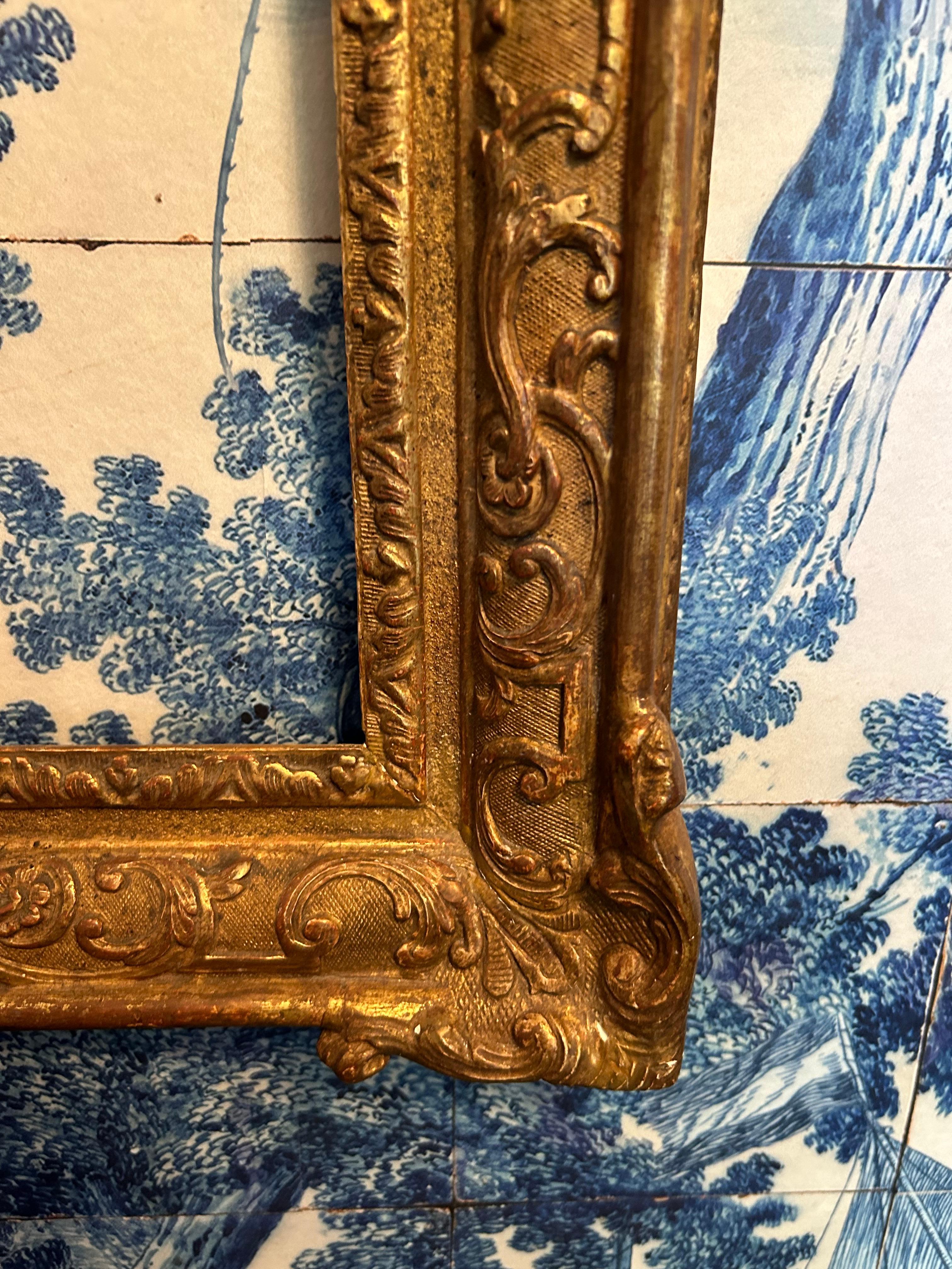 Français Grand cadre de miroir en bois doré français avec plateau arrondi en vente