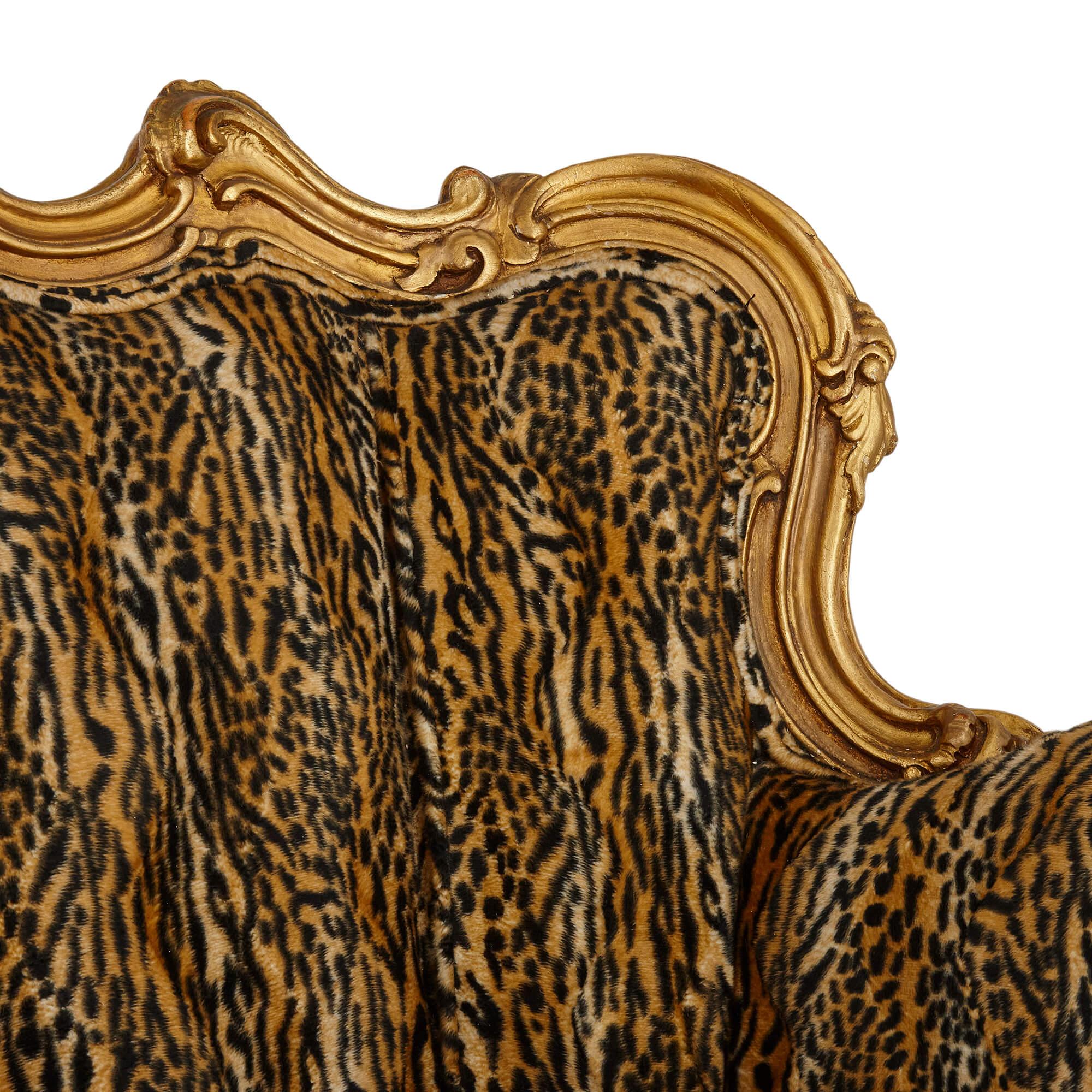 Grand canapé ancien orné de bois doré français État moyen - En vente à London, GB