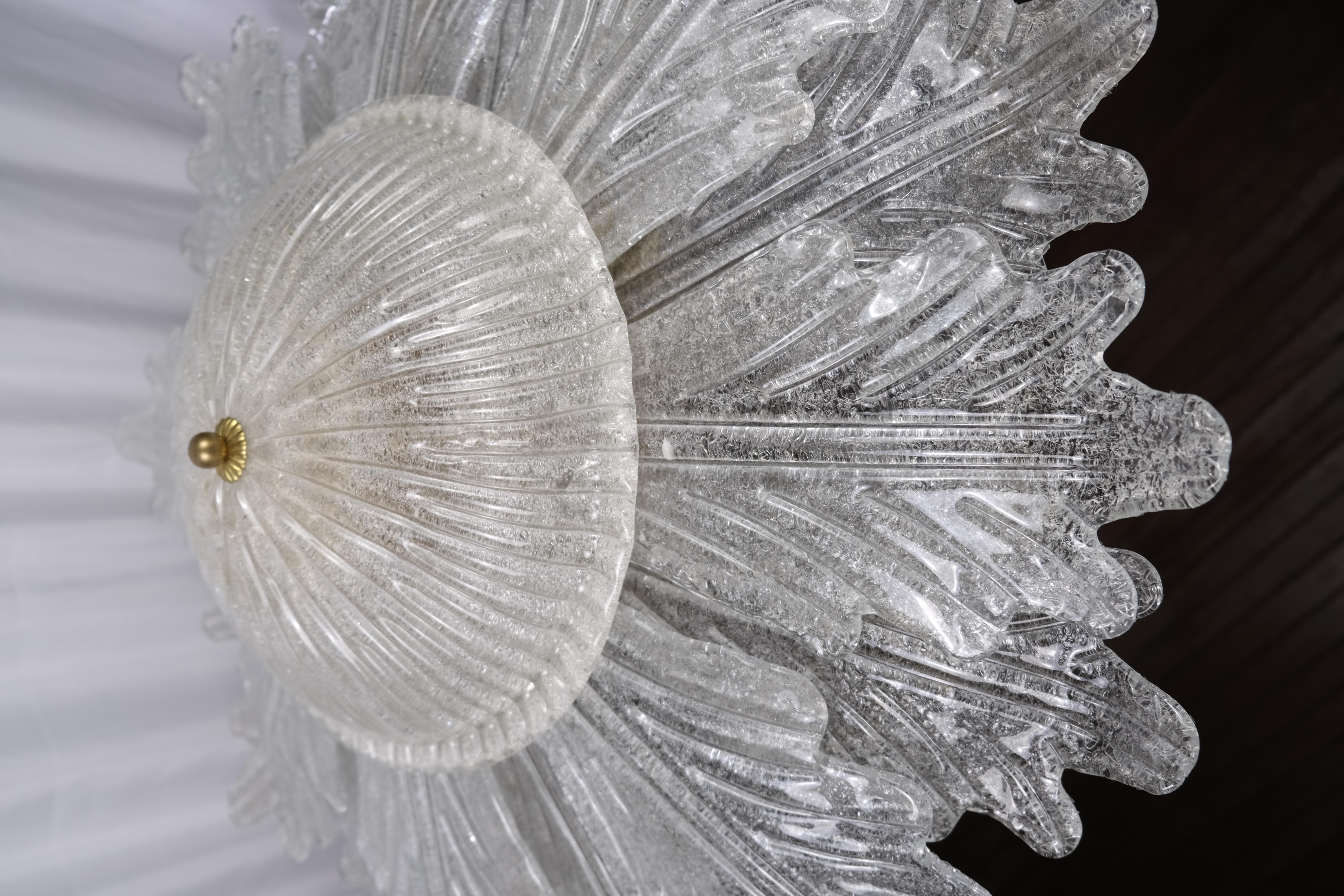 20ième siècle Grand lustre français à feuilles de verre en vente