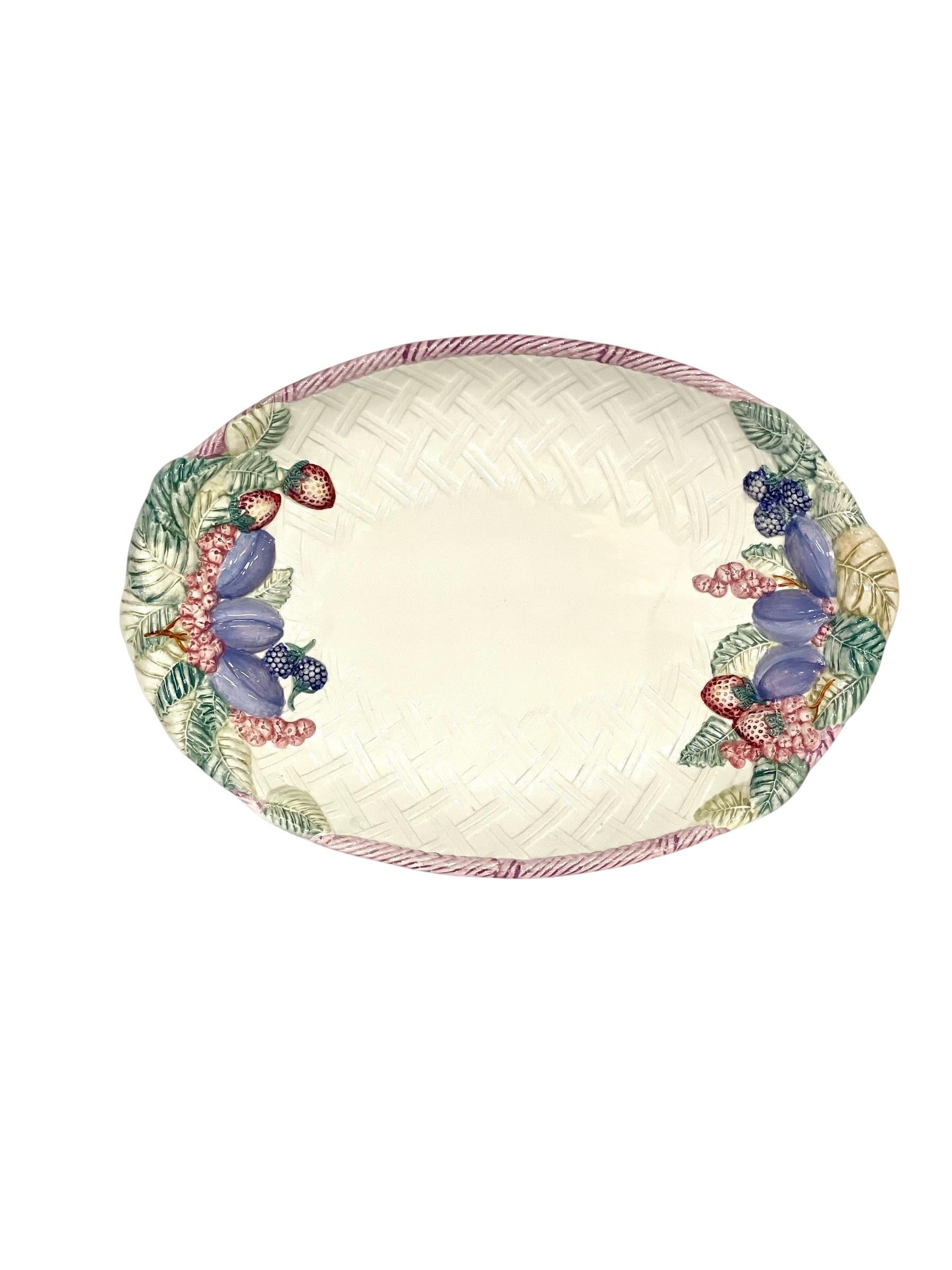 Ovale Servierplatte aus französischer Majolika mit geprägtem Obstdekor im Angebot 6