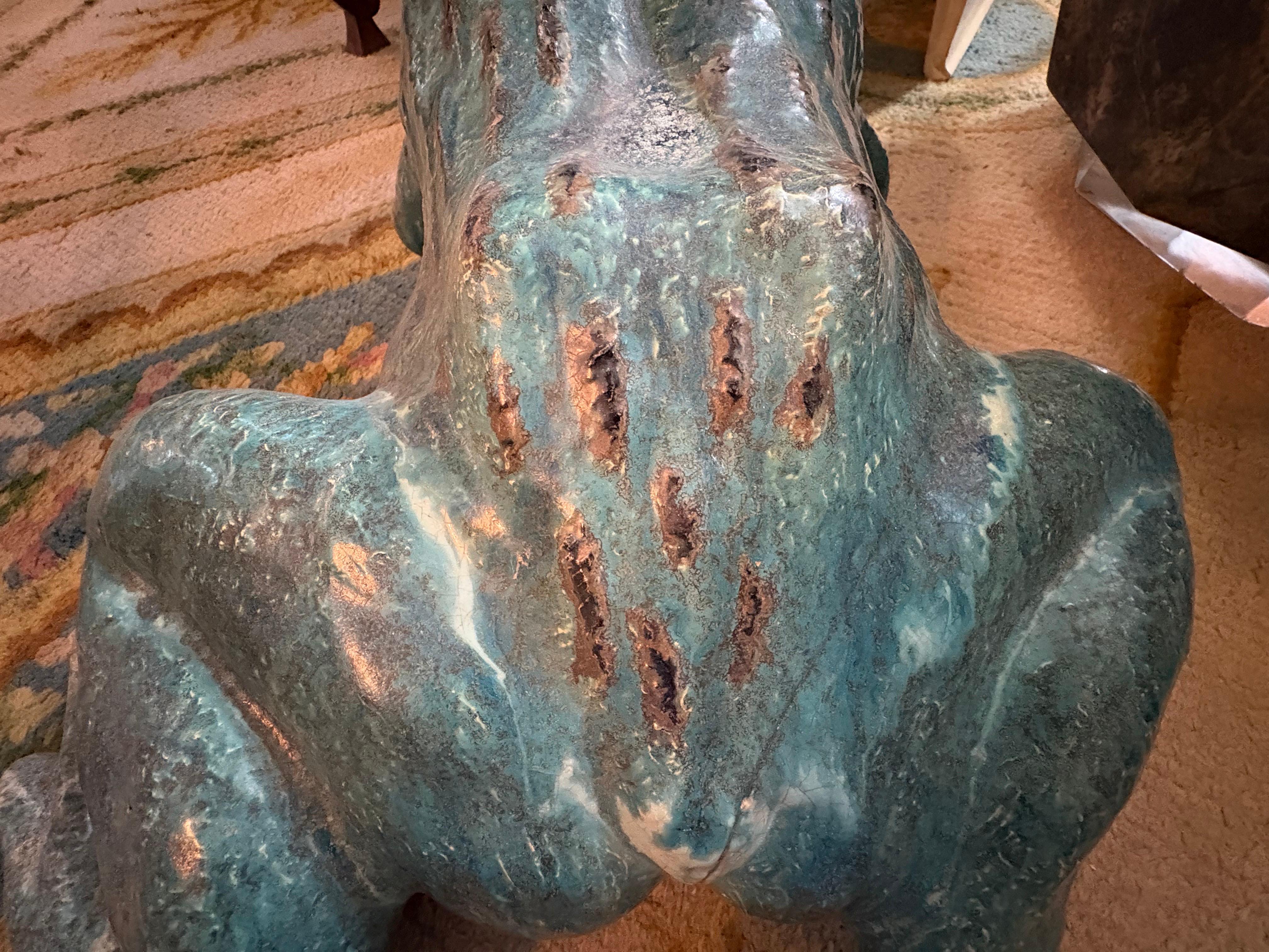 Grande scultura francese in terracotta smaltata a forma di rana in vendita 2