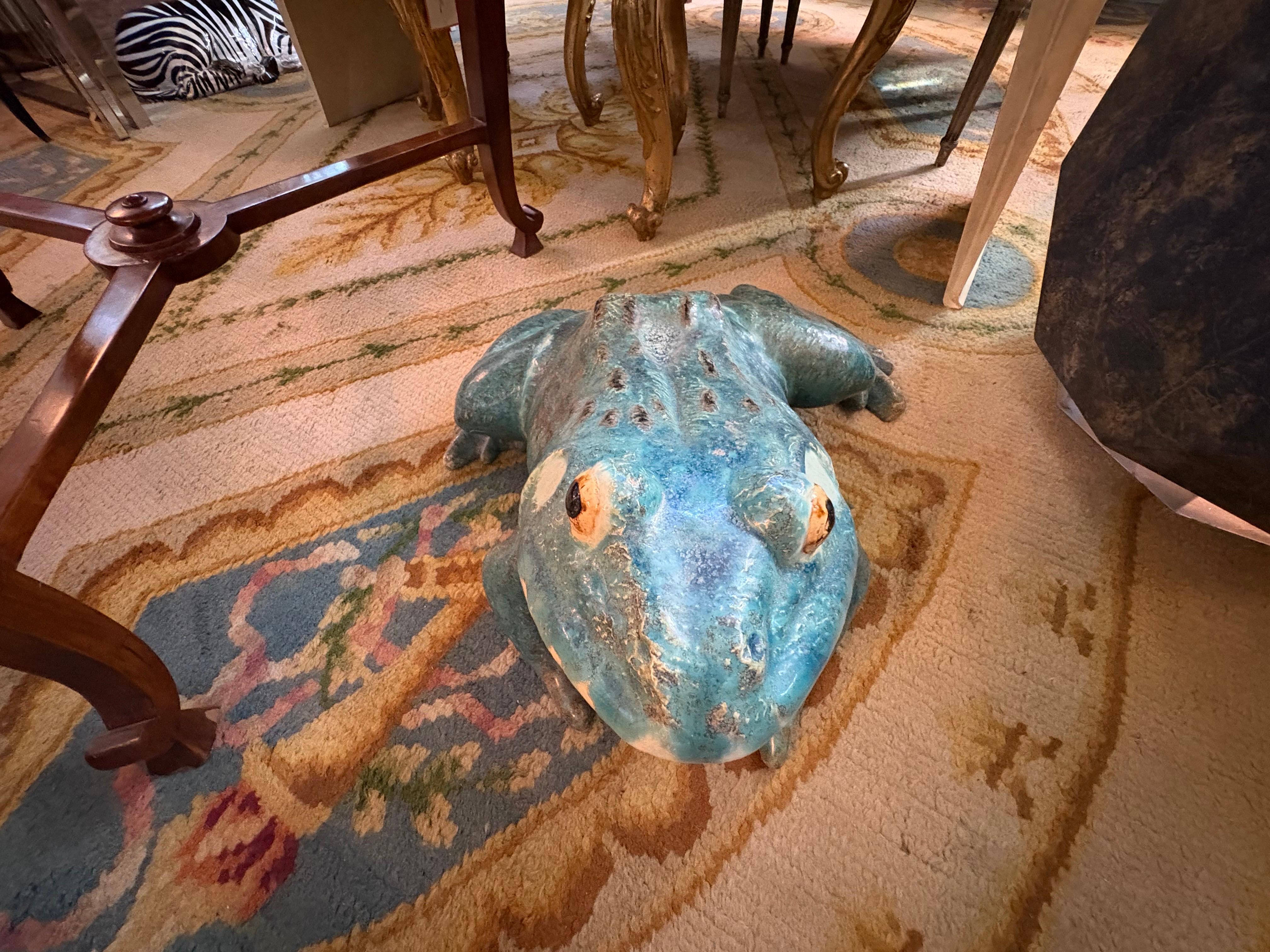 Grande scultura francese di rana in terracotta smaltata.
In offerta c'è una scultura in terracotta smaltata francese di grandi dimensioni (25 pollici), ben dettagliata, raffigurante una rana.
Questo grazioso accessorio francese è perfetto per