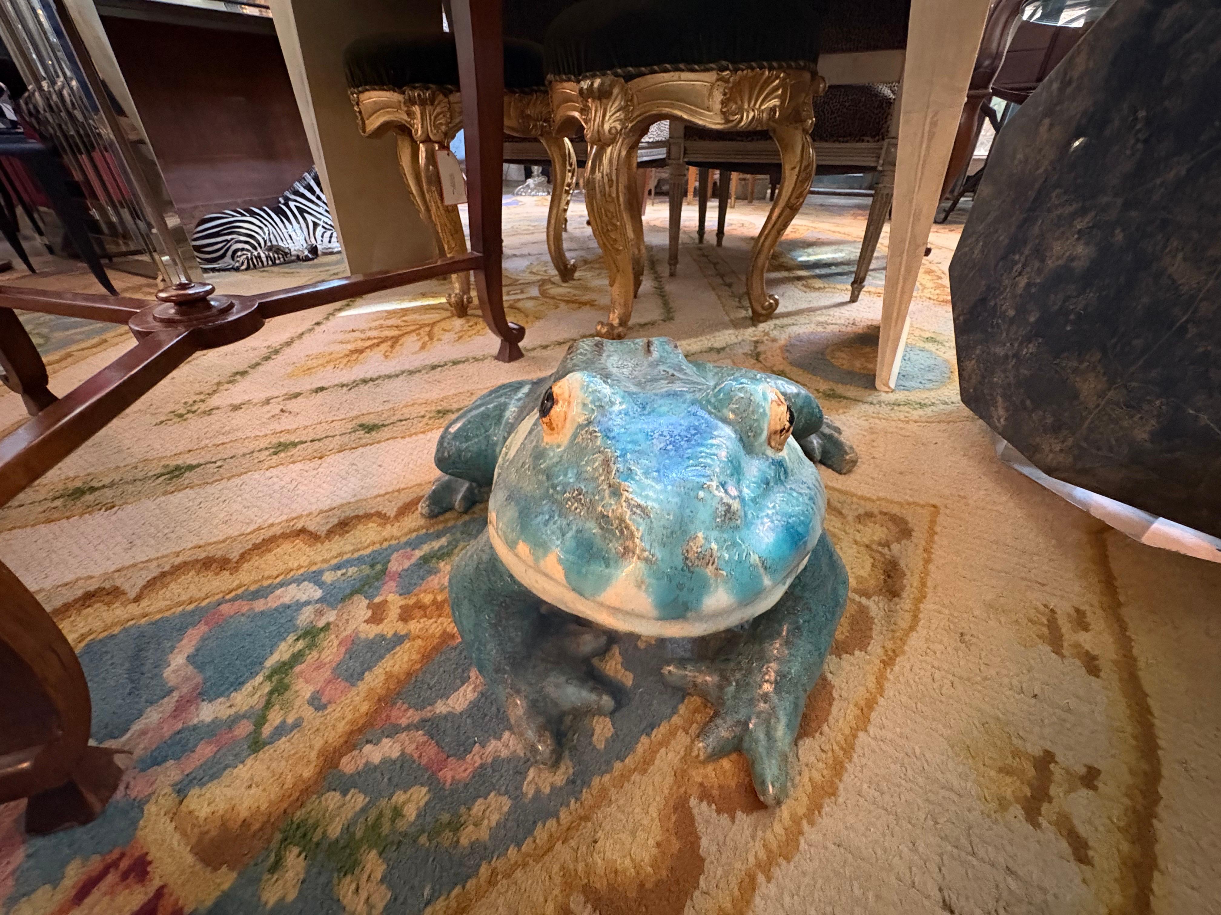 Altro Grande scultura francese in terracotta smaltata a forma di rana in vendita