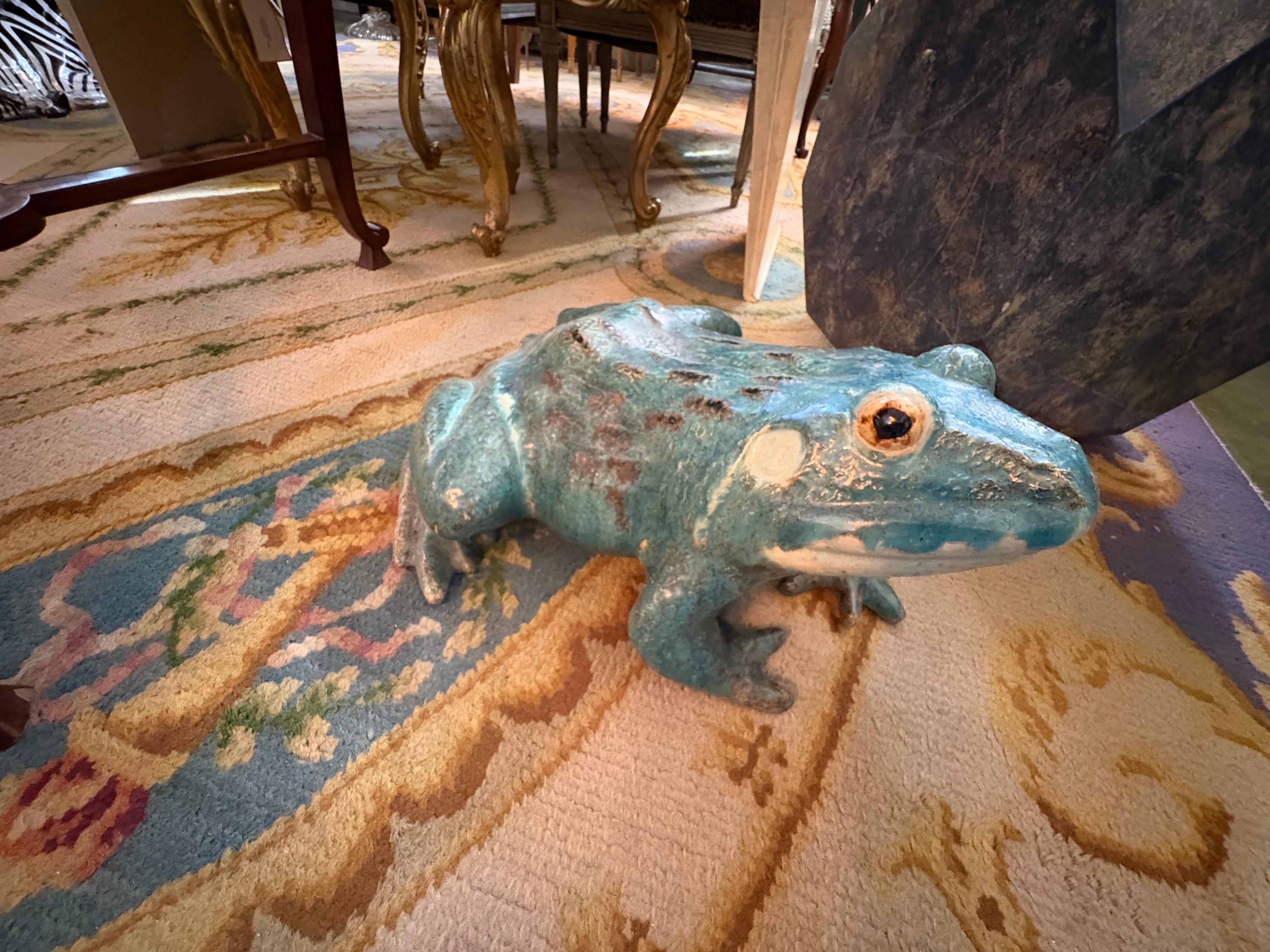 Francese Grande scultura francese in terracotta smaltata a forma di rana in vendita
