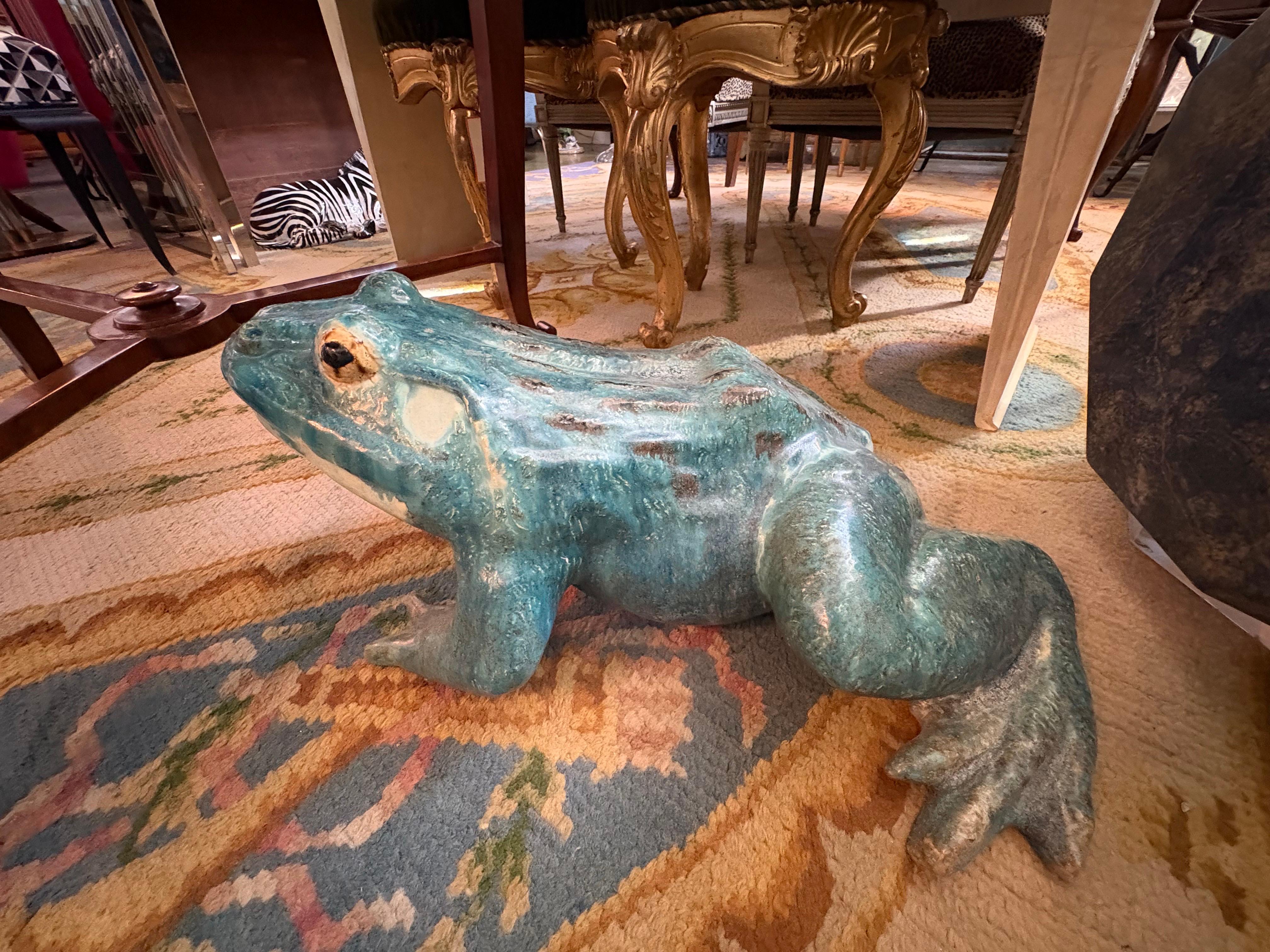 Smaltato Grande scultura francese in terracotta smaltata a forma di rana in vendita