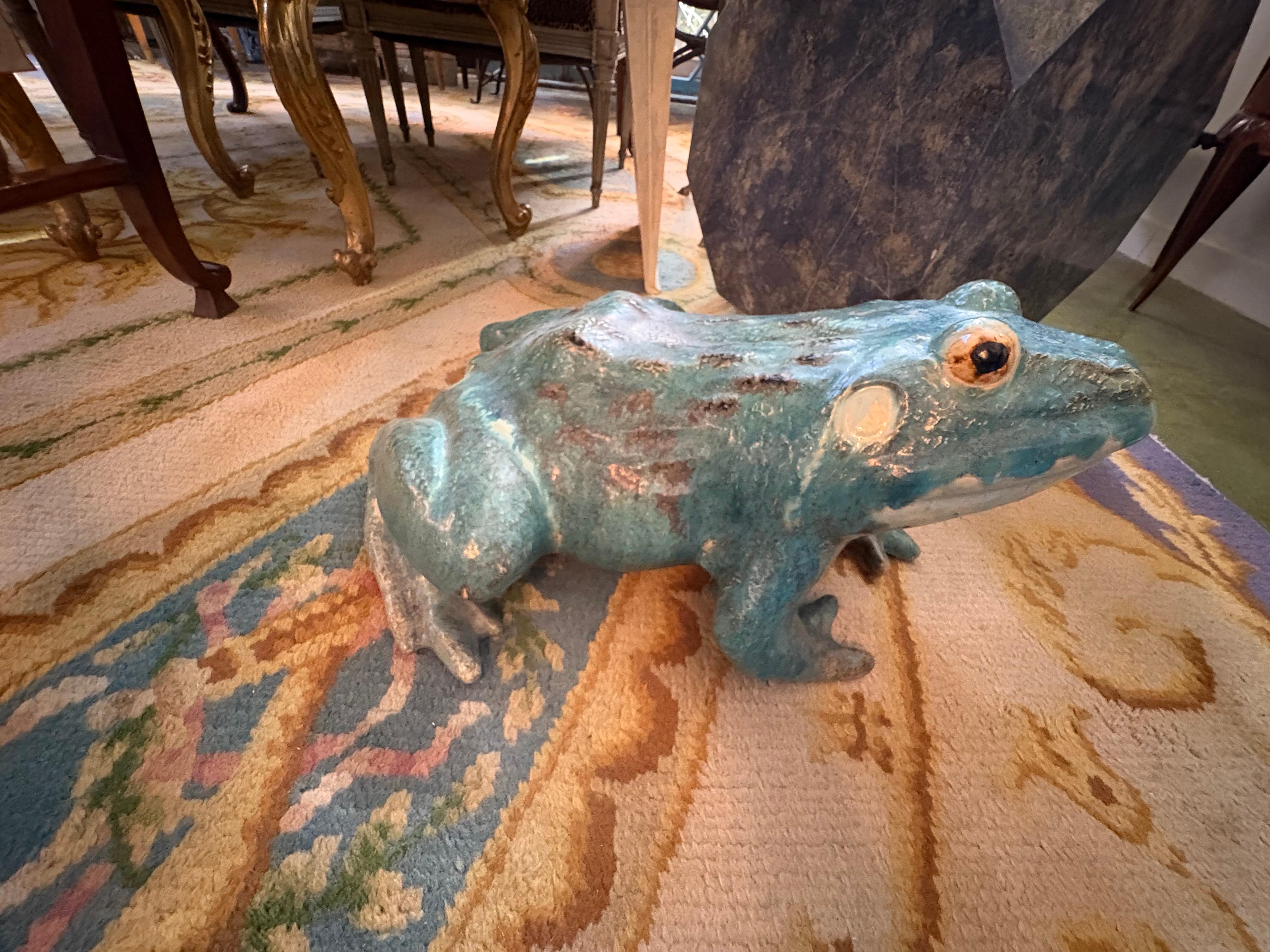 Grande scultura francese in terracotta smaltata a forma di rana In condizioni buone in vendita a Houston, TX
