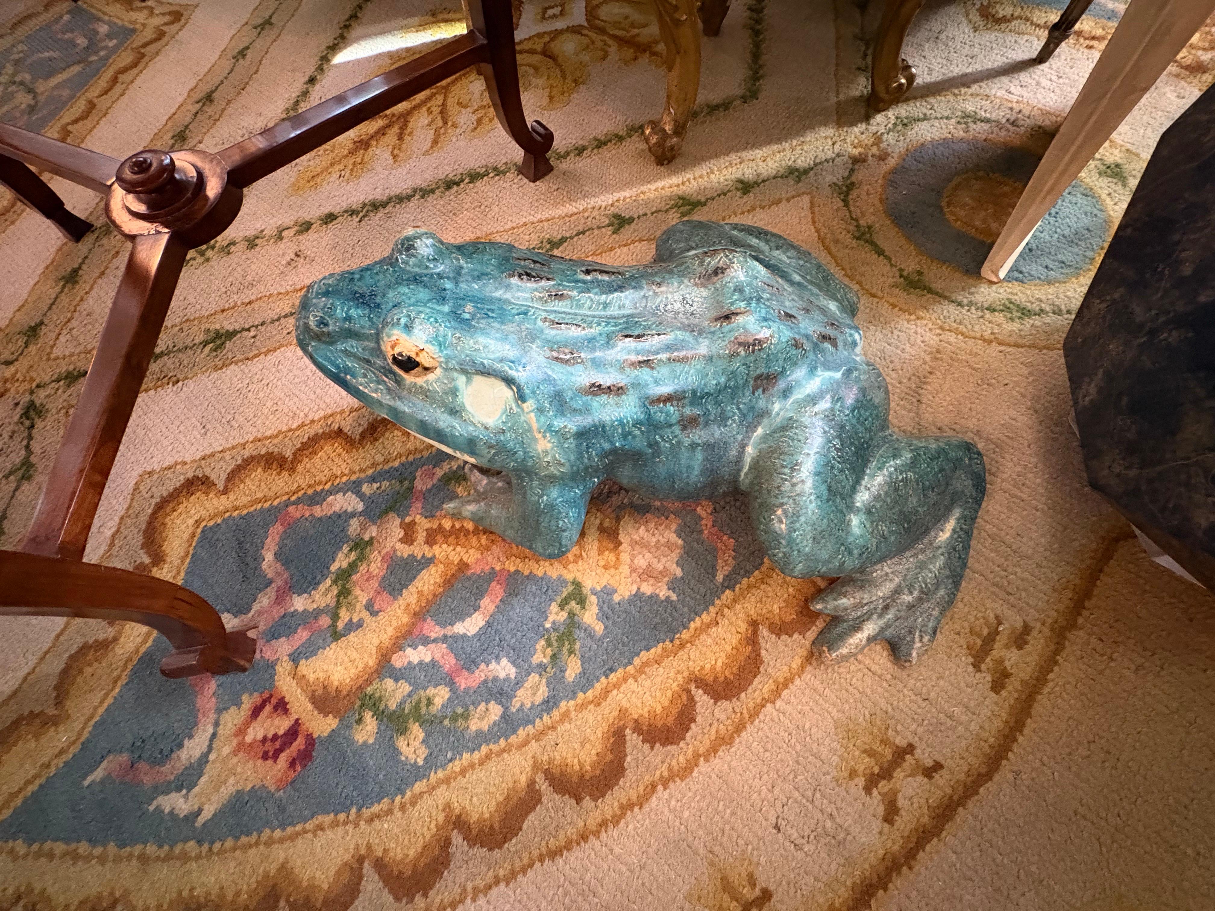 Inizio XX secolo Grande scultura francese in terracotta smaltata a forma di rana in vendita