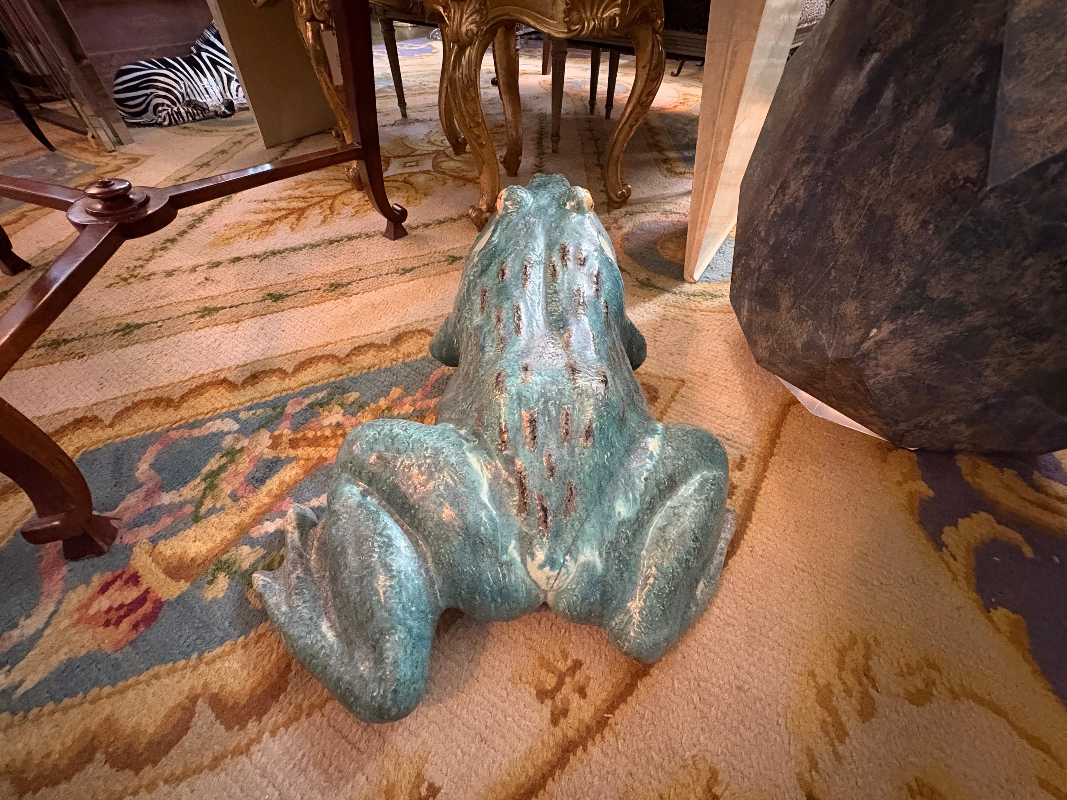 Terracotta Grande scultura francese in terracotta smaltata a forma di rana in vendita