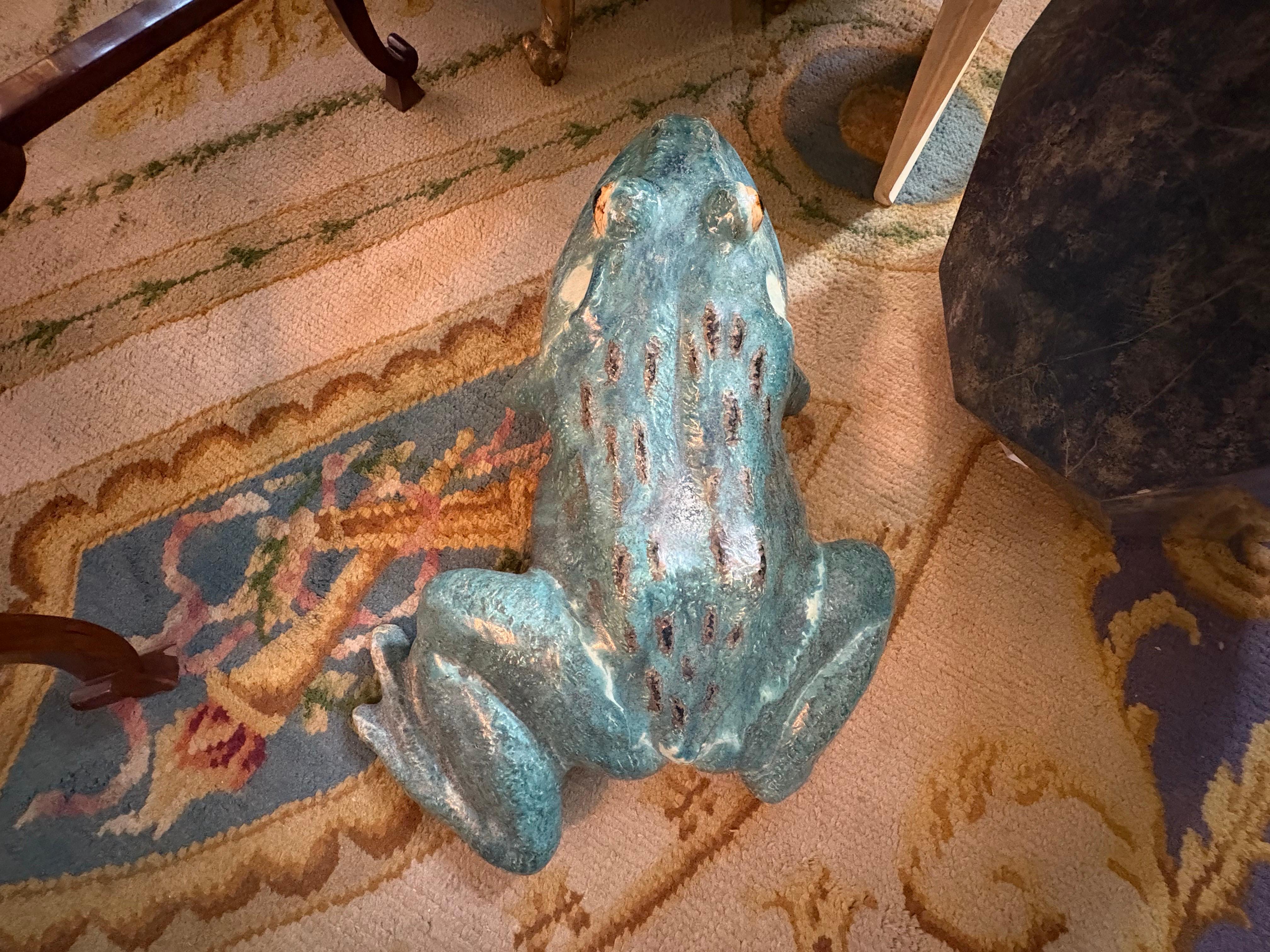 Grande scultura francese in terracotta smaltata a forma di rana in vendita 1