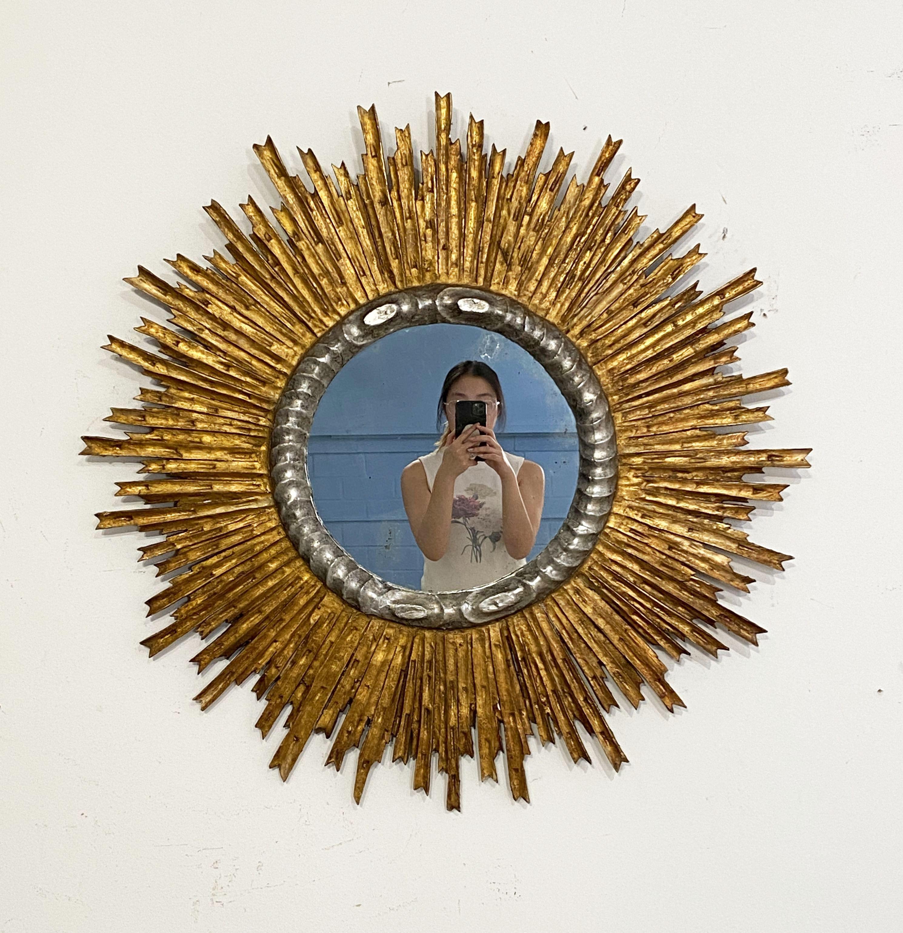 Un grande specchio francese dorato a raggiera (o a stella) con raggi in legno splendidamente dorati disposti intorno a un anello circolare d'argento dorato che circonda il centro dello specchio.

Il diametro è di 37 1/4 di pollice