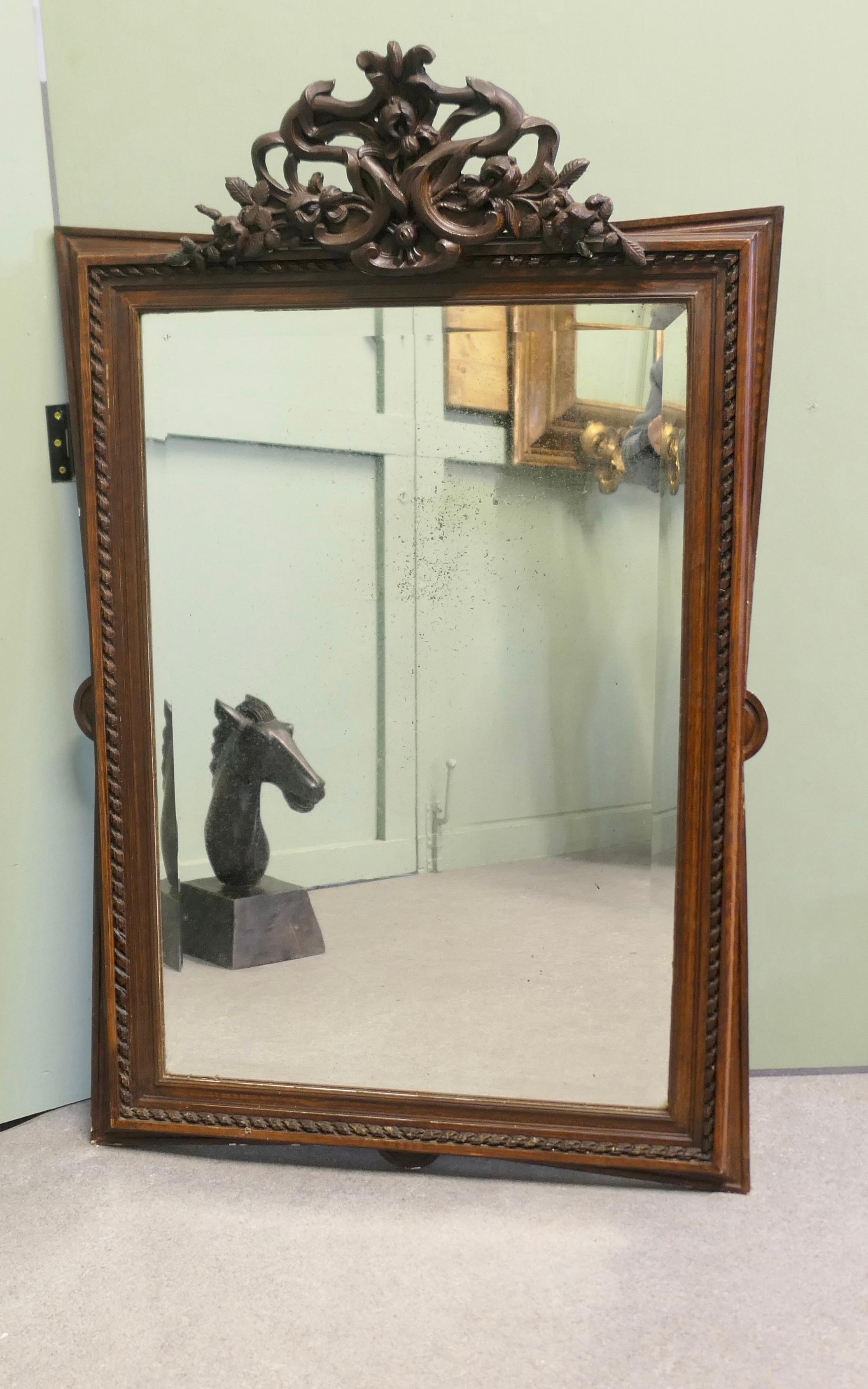 Grande specchio da parete in stile gotico francese intagliato in Oak

Un pezzo ideale per l'ingresso, uno specchio alto, con intagli a corda ritorta e una forma a vita molto insolita ai lati.
Questo esemplare sarebbe meraviglioso anche da solo, è in