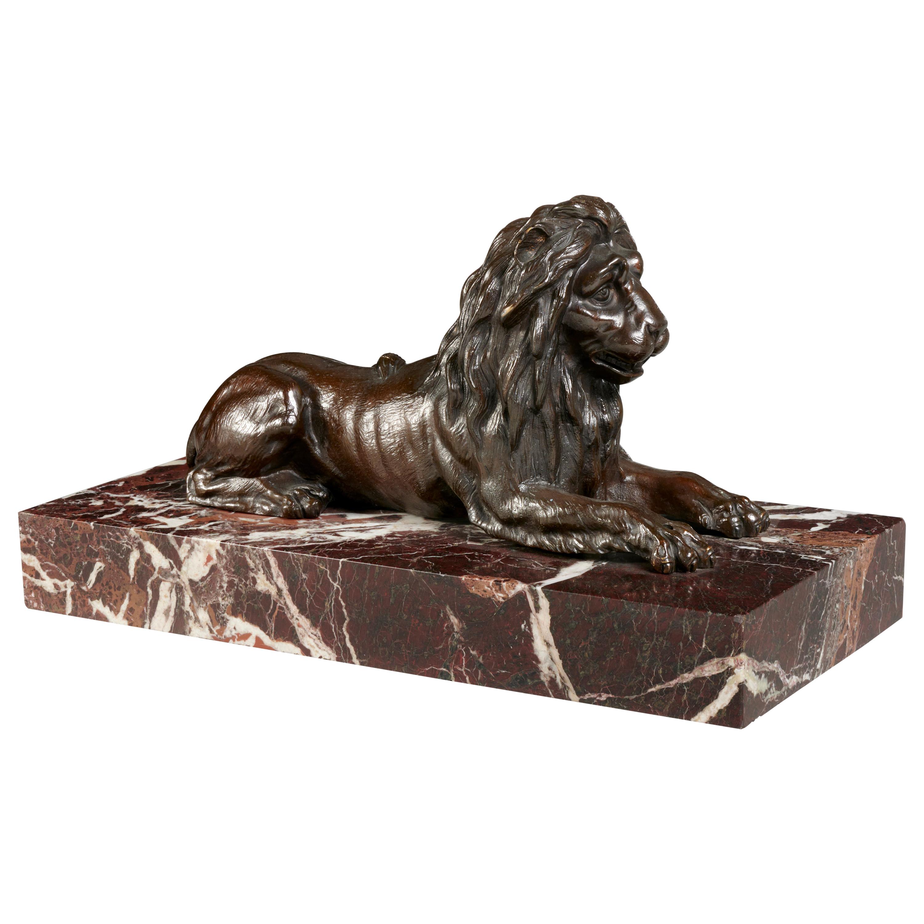 Große französische Bronzeskulptur eines liegenden Löwen aus der Grand Tour-Periode