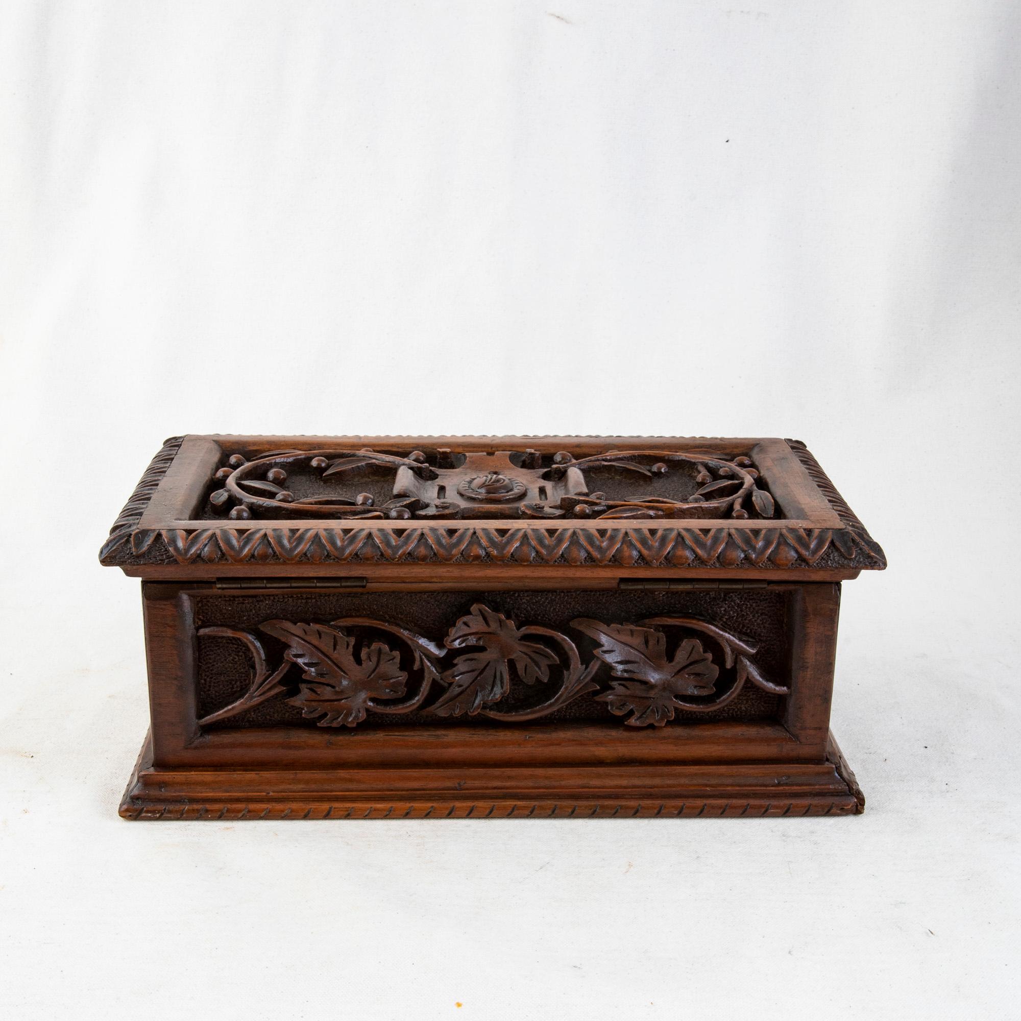 Large French Hand Carved Walnut Box with Olive Branches and Grape Vines In Good Condition For Sale In Fayetteville, AR