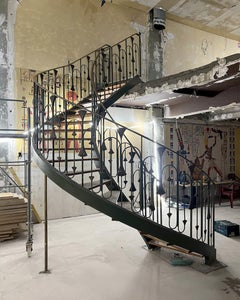 Grand escalier hélicoïdal français en métal et Wood