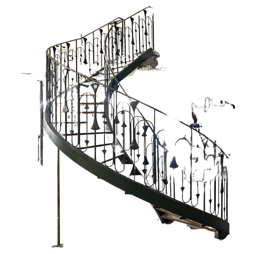 Gran escalera helicoidal francesa de metal y madera
