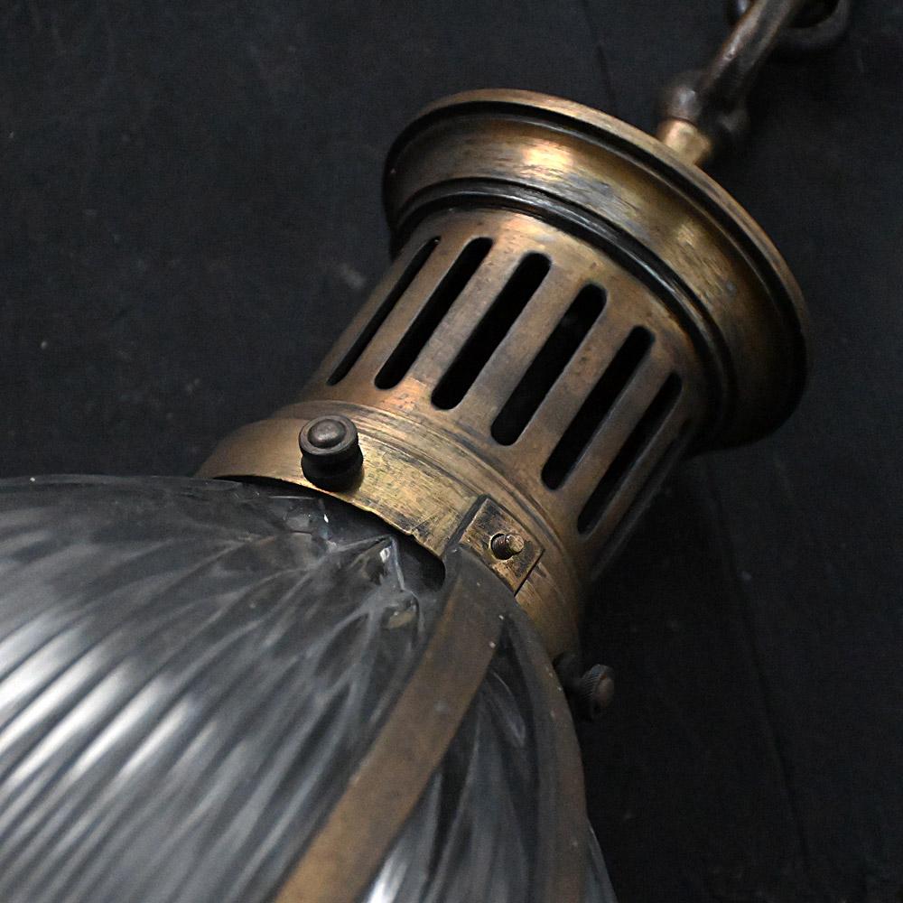 Holophane francese di grandi dimensioni con galleria e catena in ottone in vendita 3