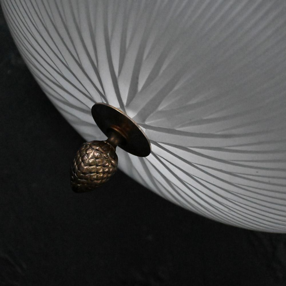 Holophane francese di grandi dimensioni con galleria e catena in ottone in vendita 4