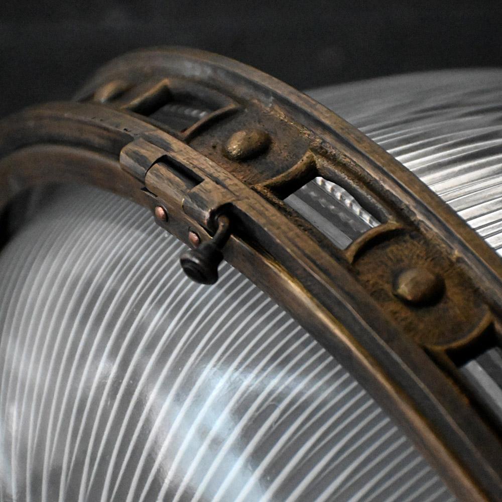 Holophane francese di grandi dimensioni con galleria e catena in ottone in vendita 5