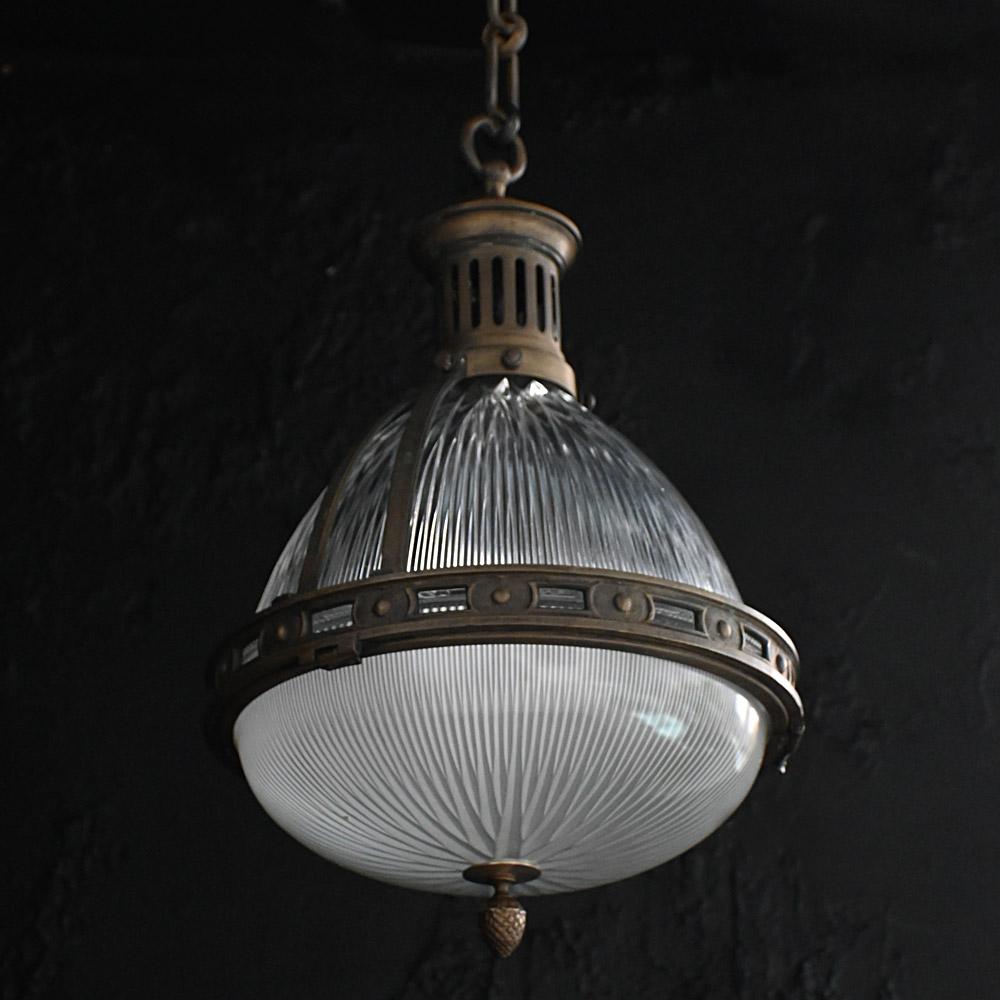 Holophane francese di grandi dimensioni con galleria e catena in ottone 
Dimensioni in pollici: H. H. x L. 13