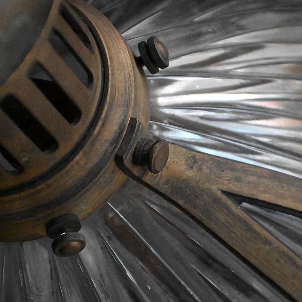 Francese Holophane francese di grandi dimensioni con galleria e catena in ottone in vendita