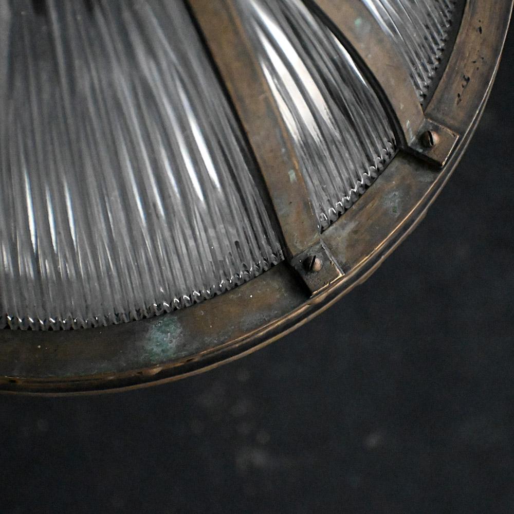 Fatto a mano Holophane francese di grandi dimensioni con galleria e catena in ottone in vendita