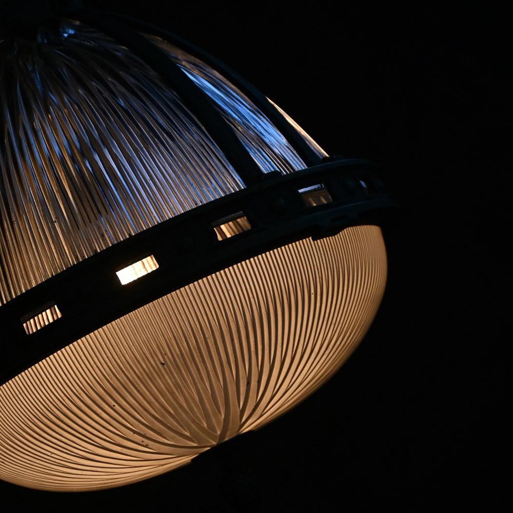 Holophane francese di grandi dimensioni con galleria e catena in ottone In condizioni buone in vendita a London, GB