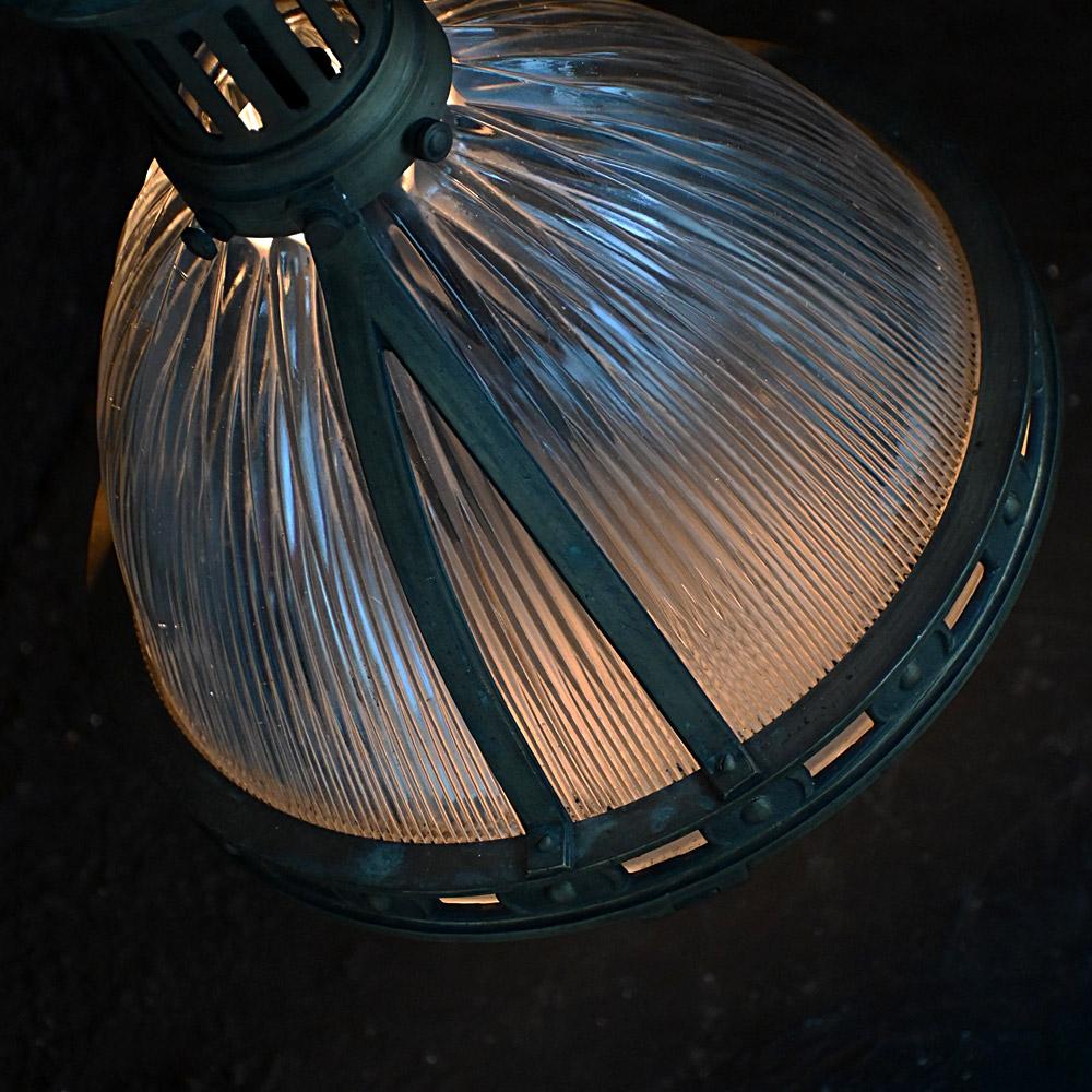 Inizio XX secolo Holophane francese di grandi dimensioni con galleria e catena in ottone in vendita