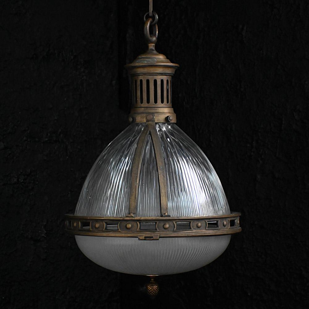 Vetro Holophane francese di grandi dimensioni con galleria e catena in ottone in vendita