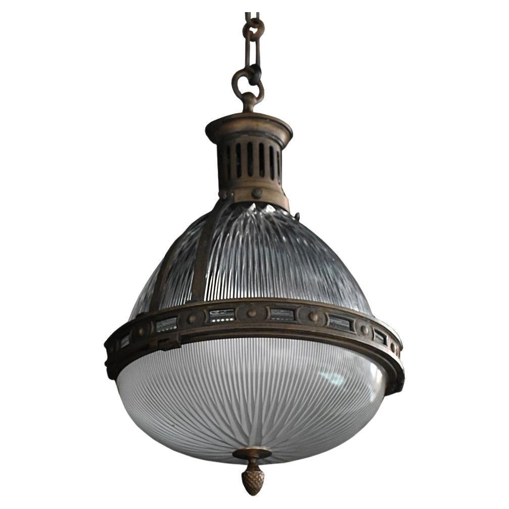 Holophane francese di grandi dimensioni con galleria e catena in ottone in vendita