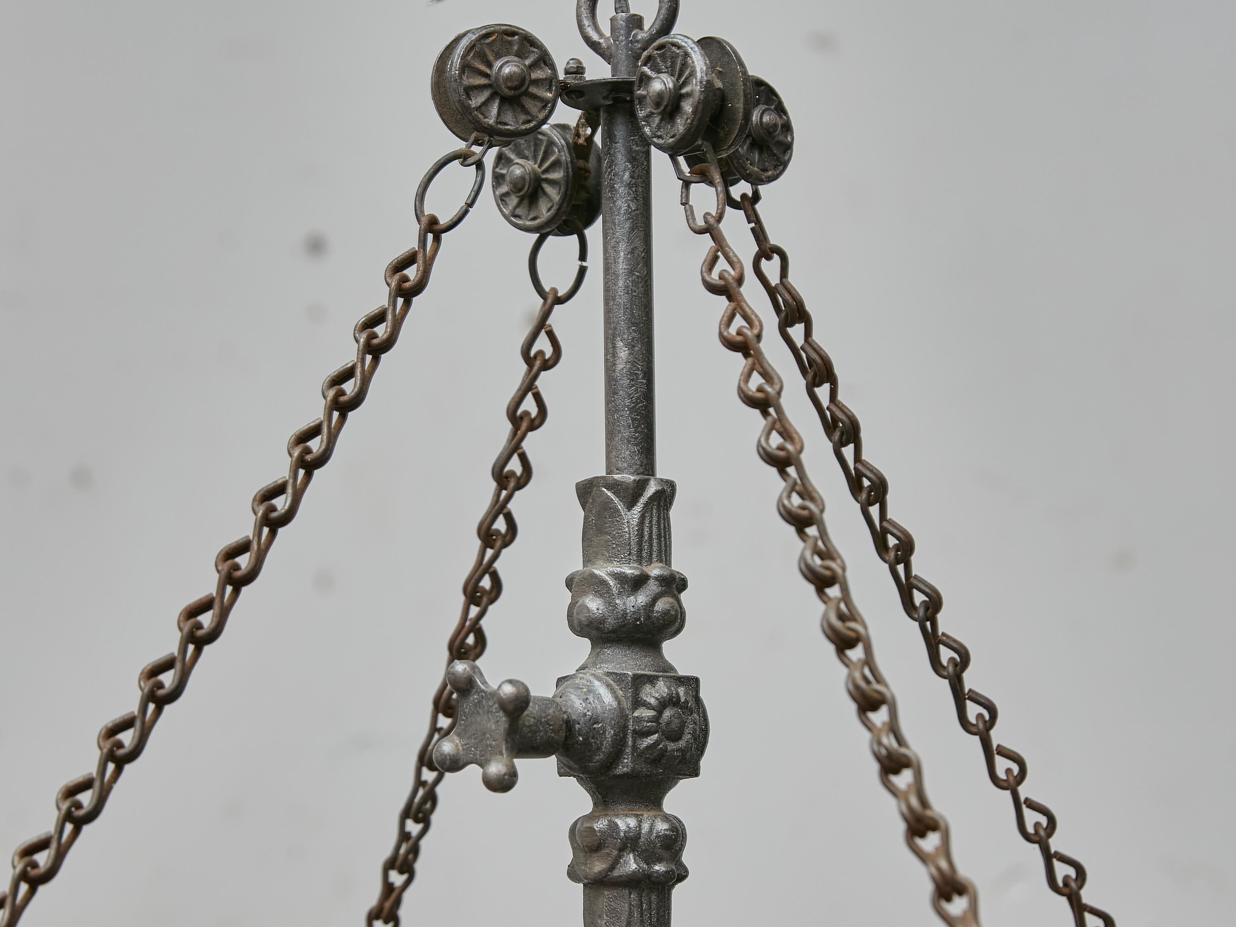 Grande lampadario industriale francese in ferro a 12 luci, 1920 circa - US wired in vendita 3