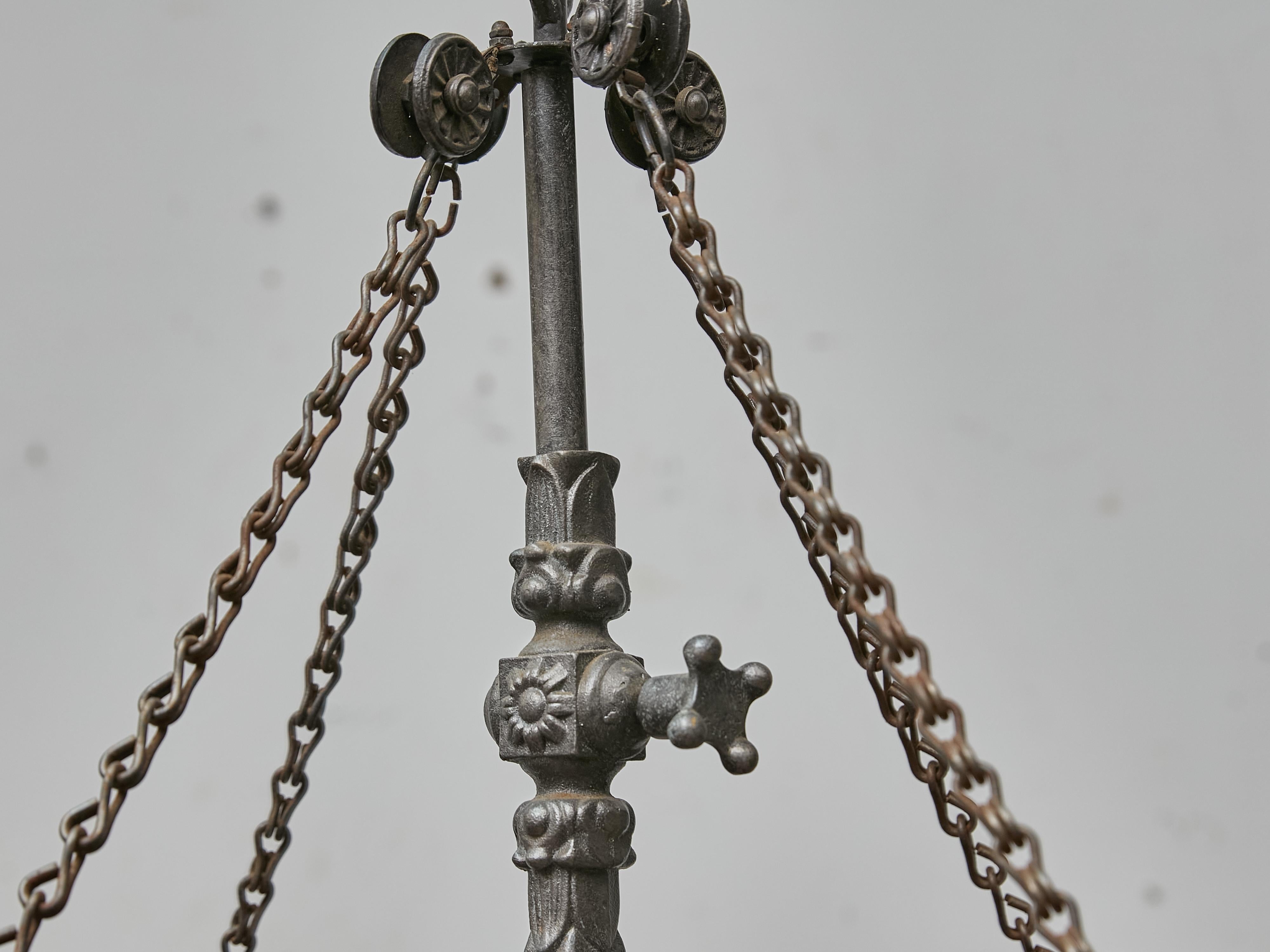 Grande lampadario industriale francese in ferro a 12 luci, 1920 circa - US wired in vendita 4