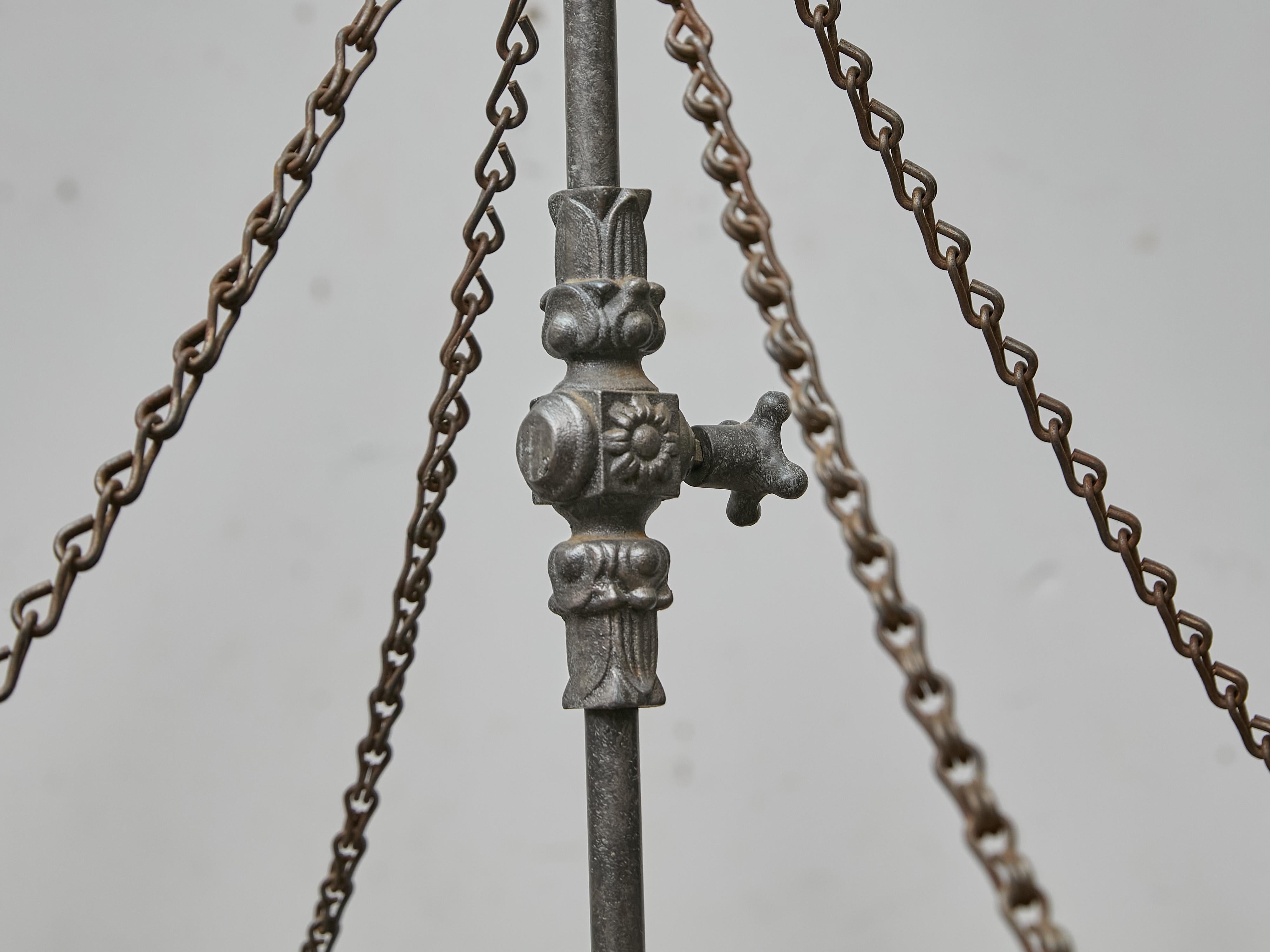 Grande lampadario industriale francese in ferro a 12 luci, 1920 circa - US wired in vendita 5