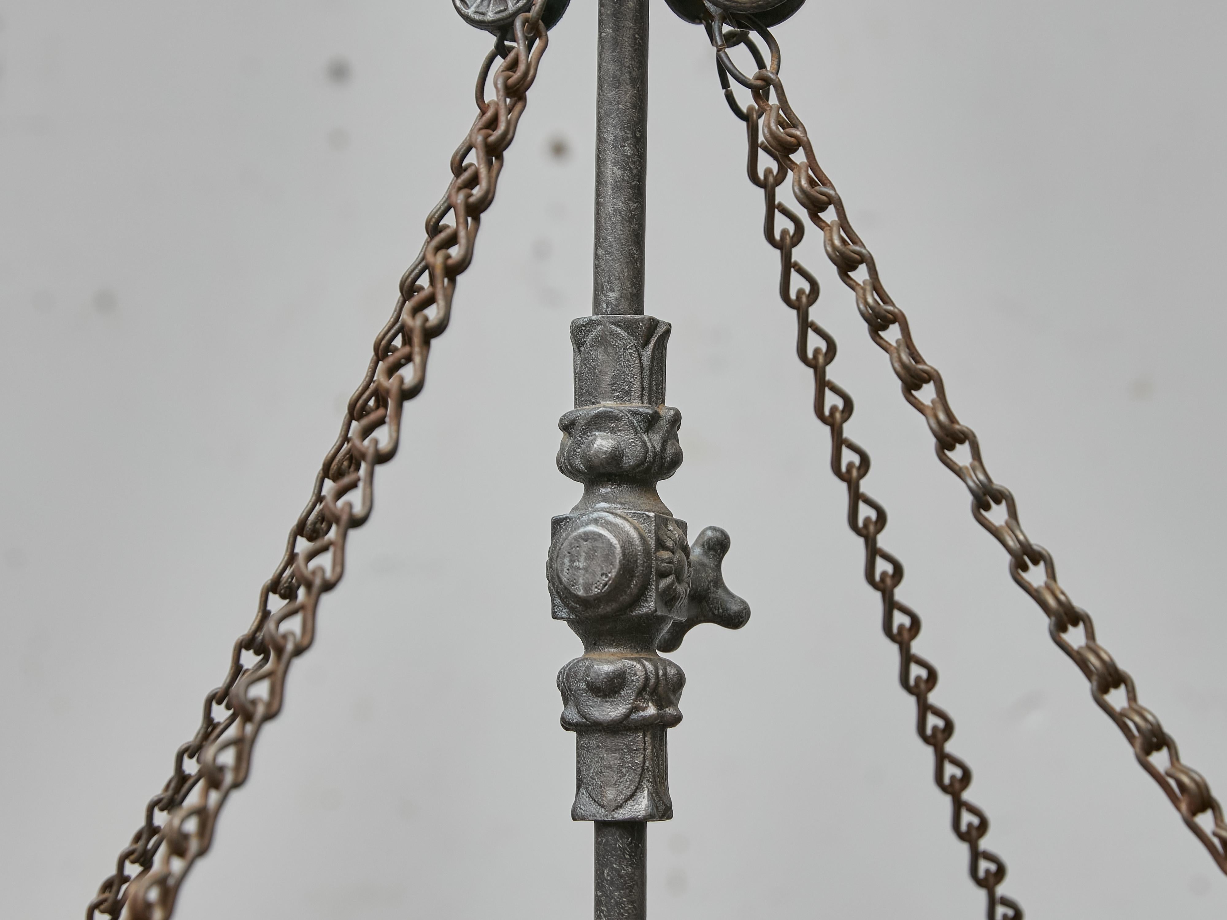 Grande lampadario industriale francese in ferro a 12 luci, 1920 circa - US wired in vendita 6