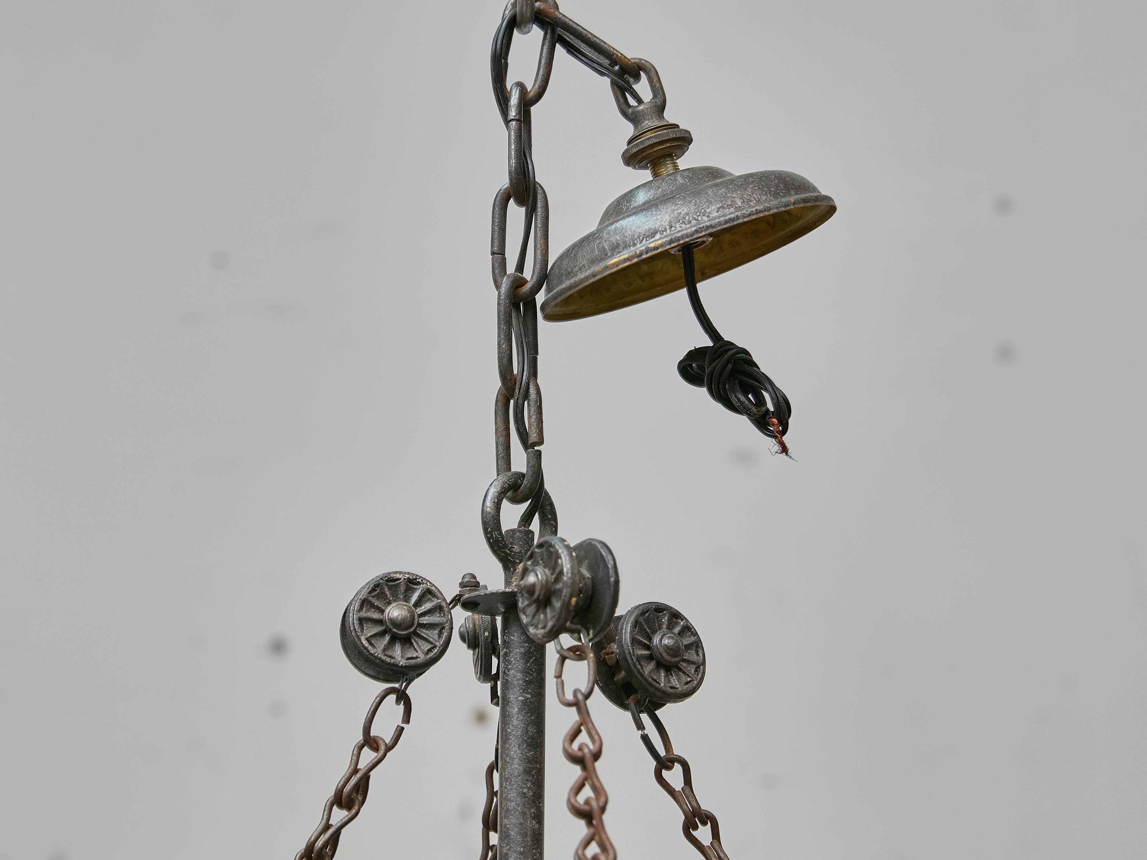 Grande lampadario industriale francese in ferro a 12 luci, 1920 circa - US wired in vendita 7