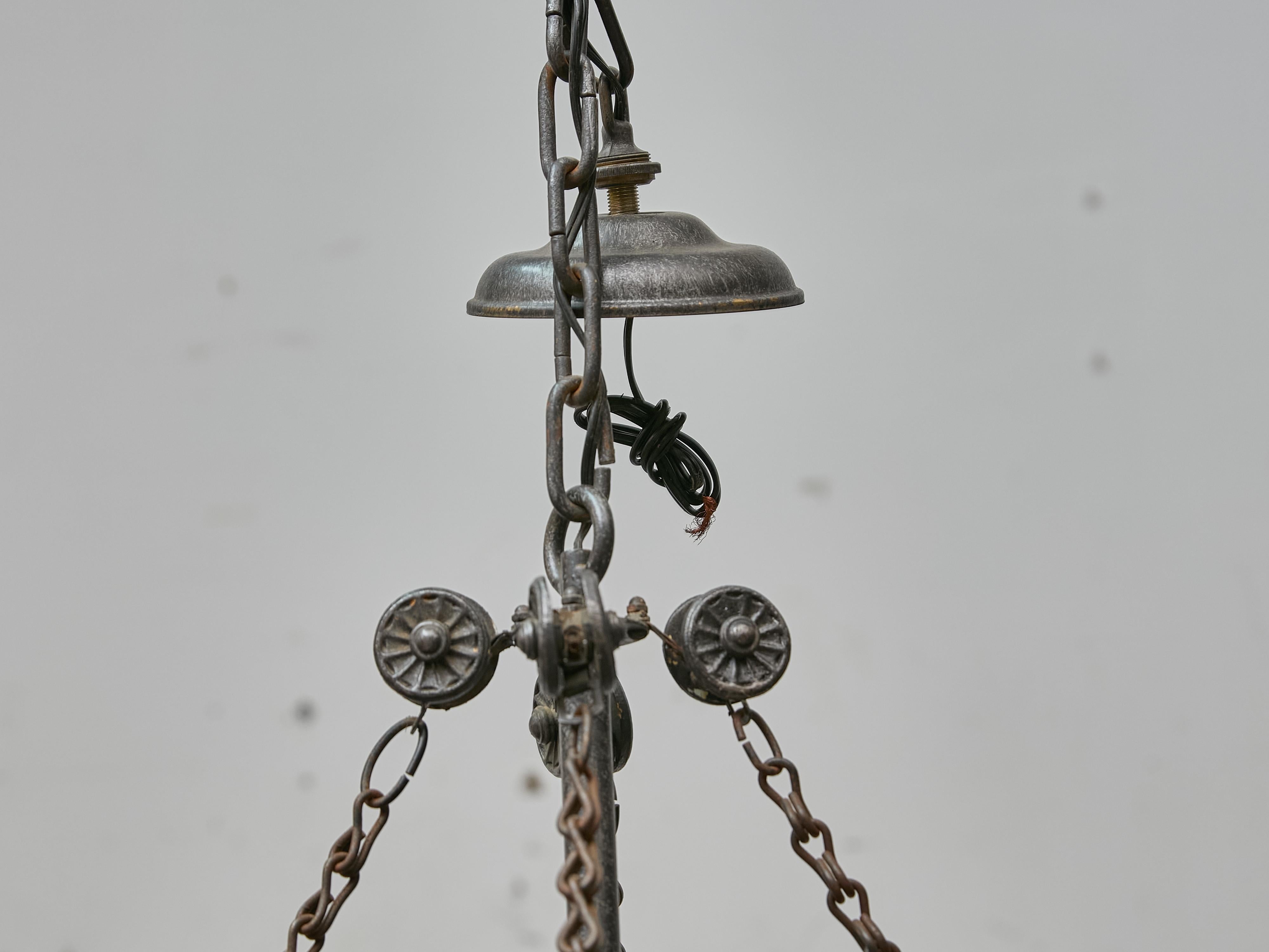 Grande lampadario industriale francese in ferro a 12 luci, 1920 circa - US wired in vendita 8