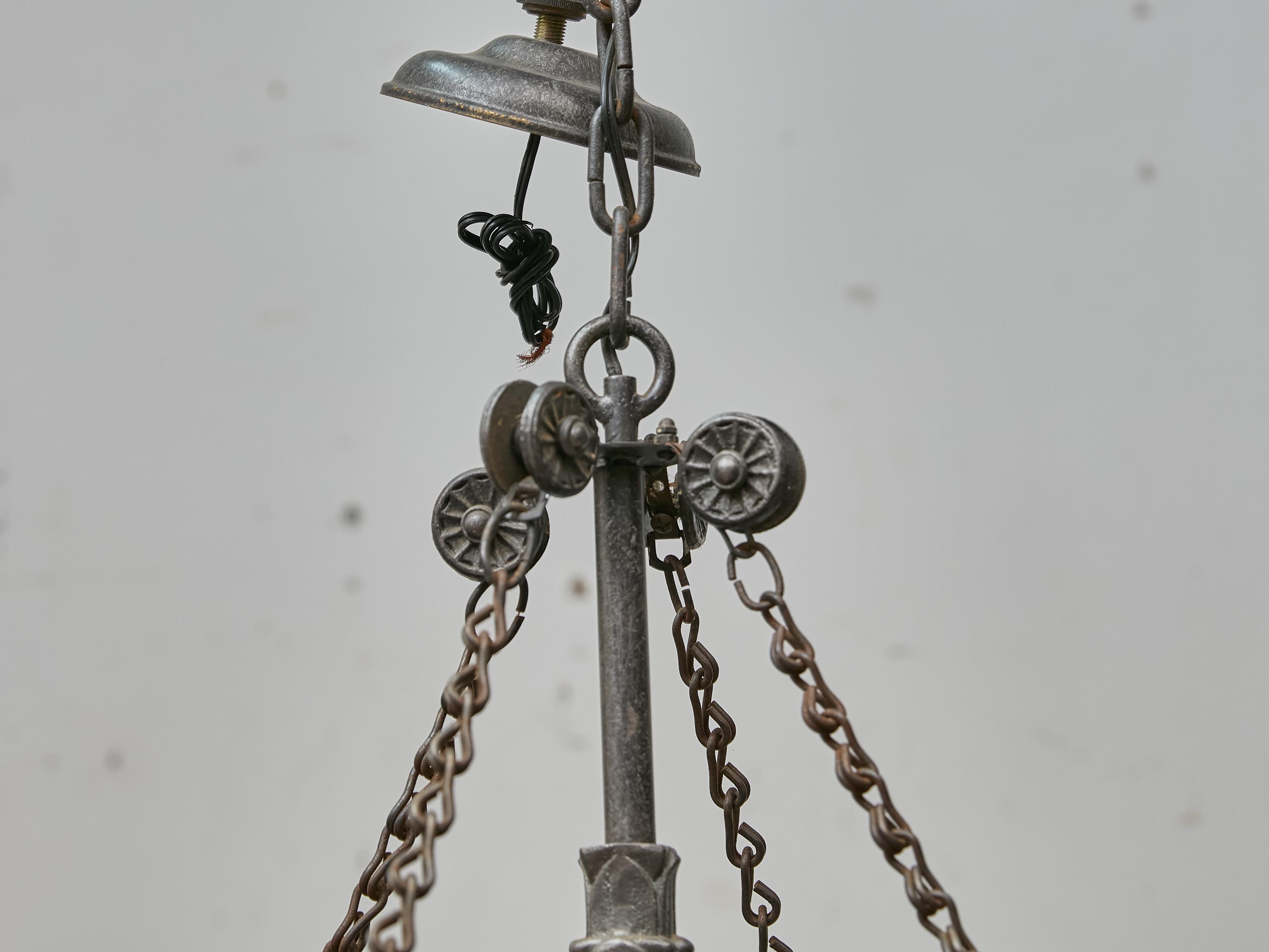Grande lampadario industriale francese in ferro a 12 luci, 1920 circa - US wired in vendita 9