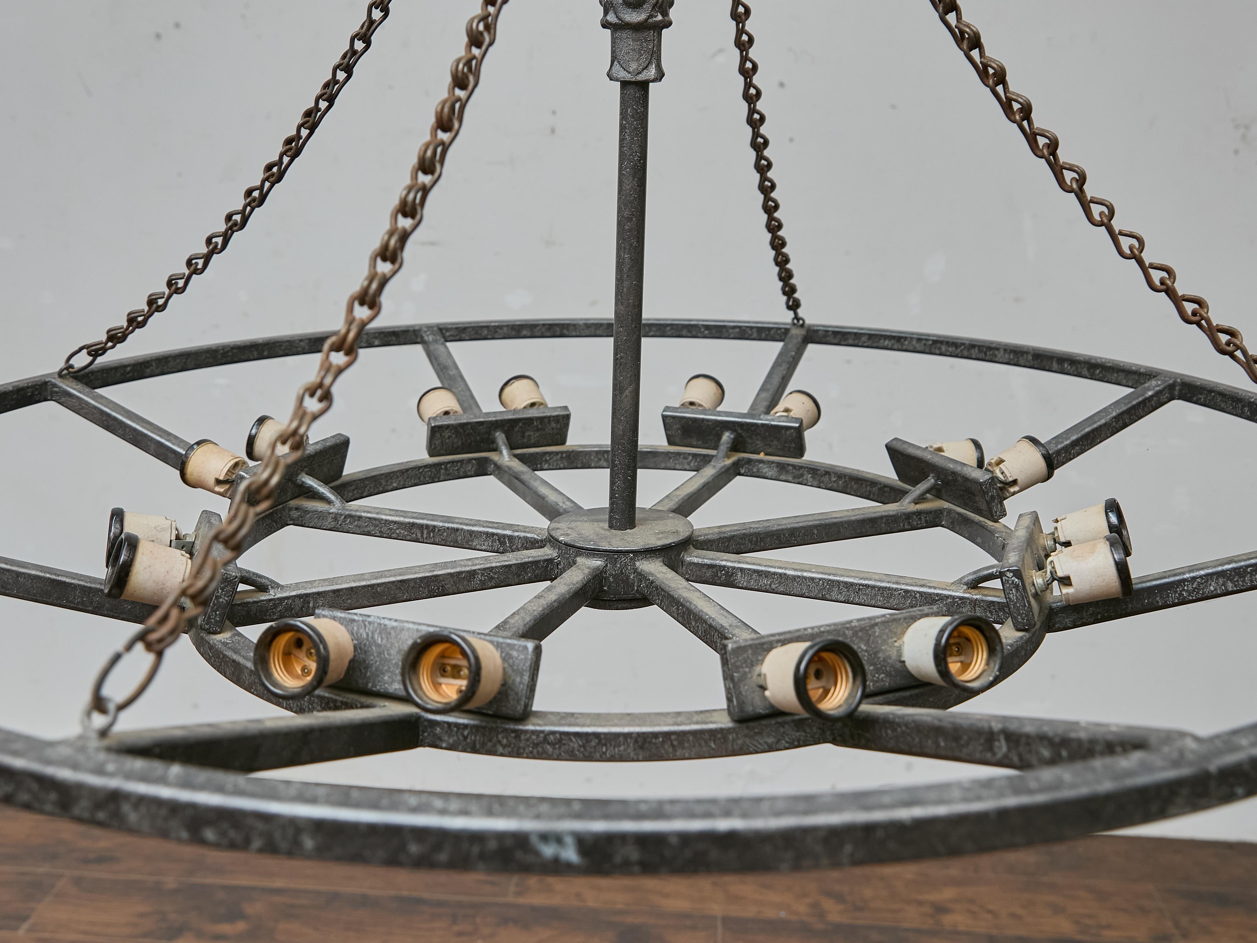 Grande lampadario industriale francese in ferro a 12 luci, 1920 circa - US wired in vendita 10