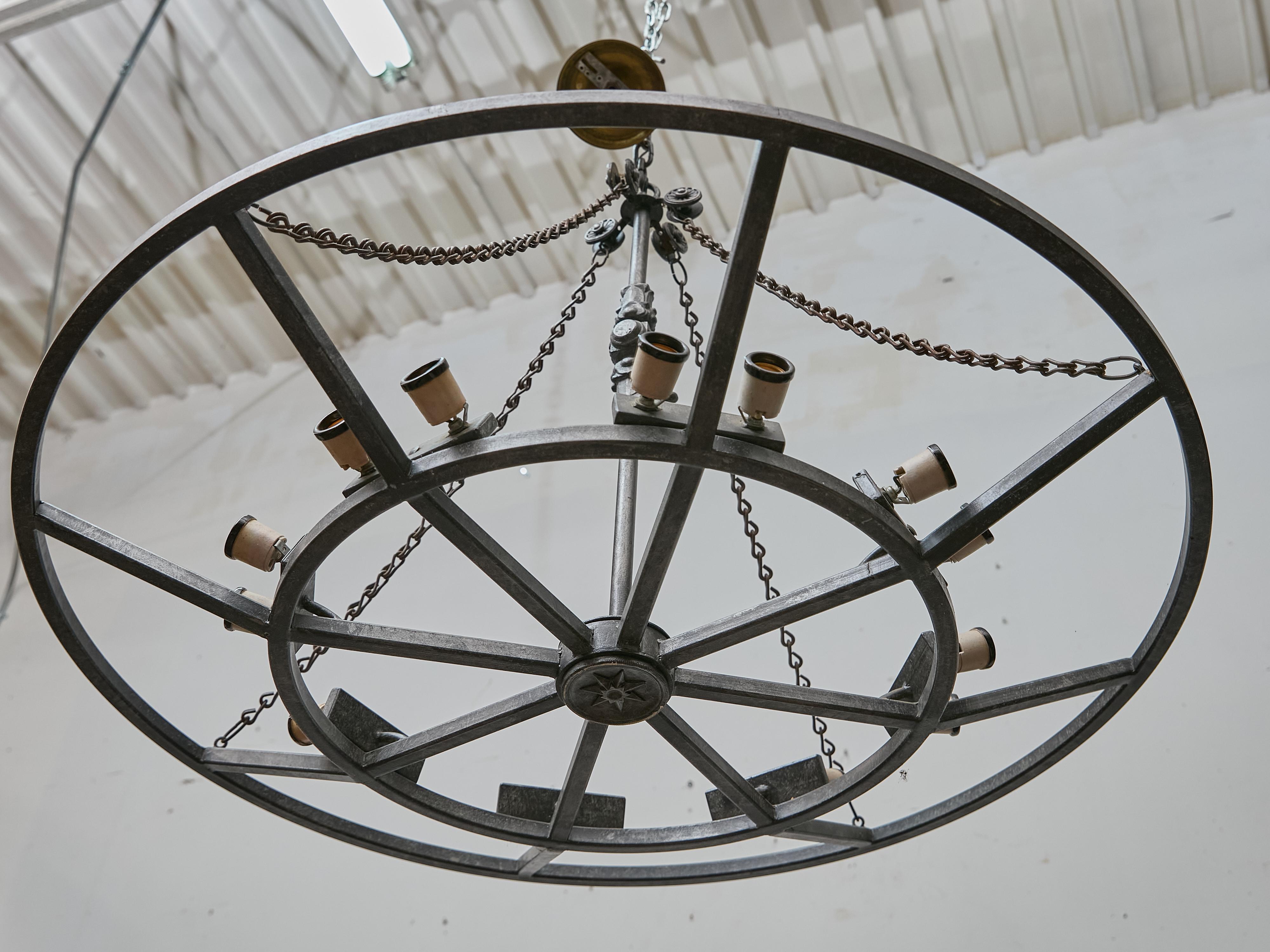 Grande lampadario industriale francese in ferro a 12 luci, 1920 circa - US wired in vendita 11