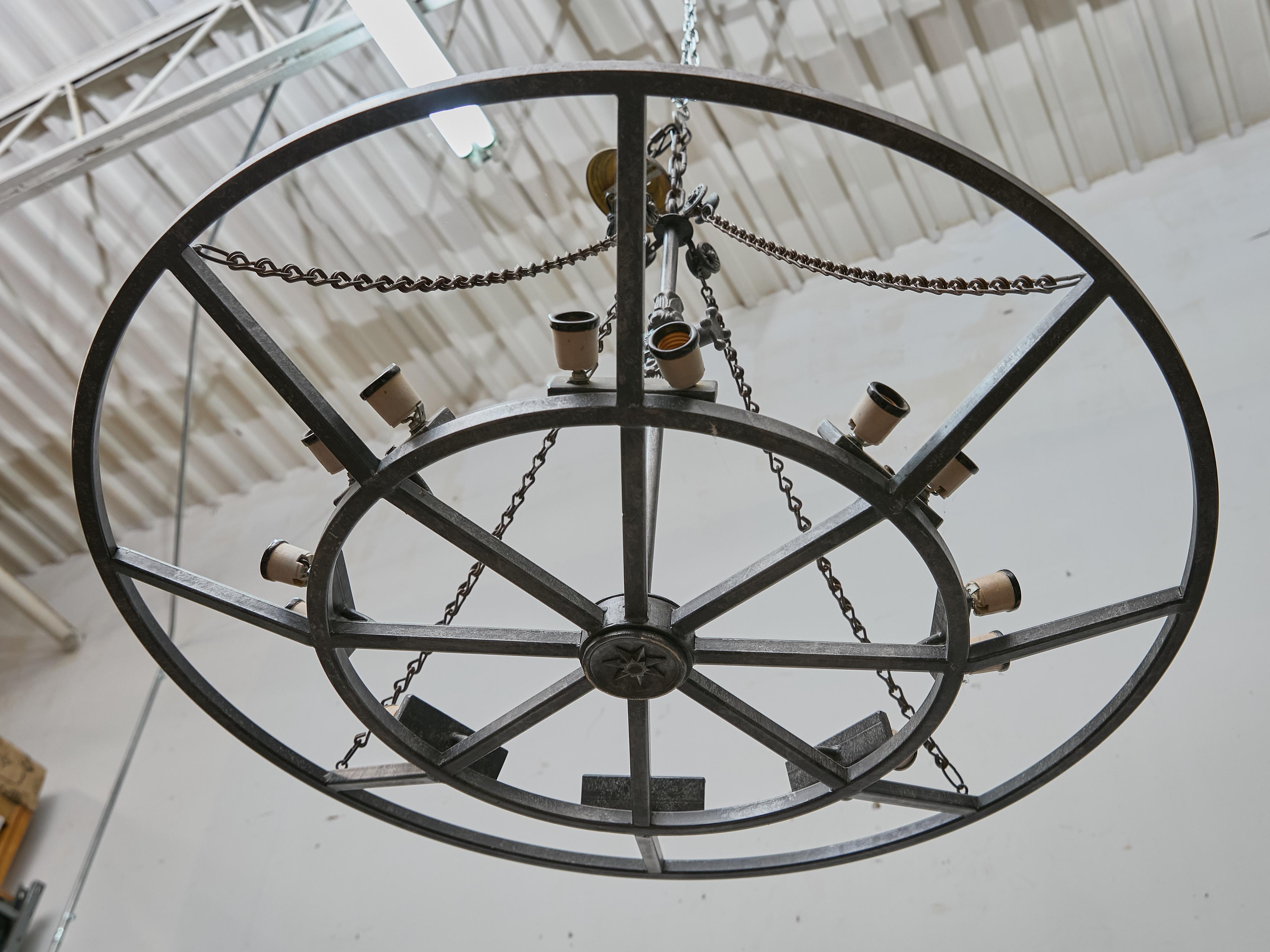 Grande lampadario industriale francese in ferro a 12 luci, 1920 circa - US wired in vendita 13
