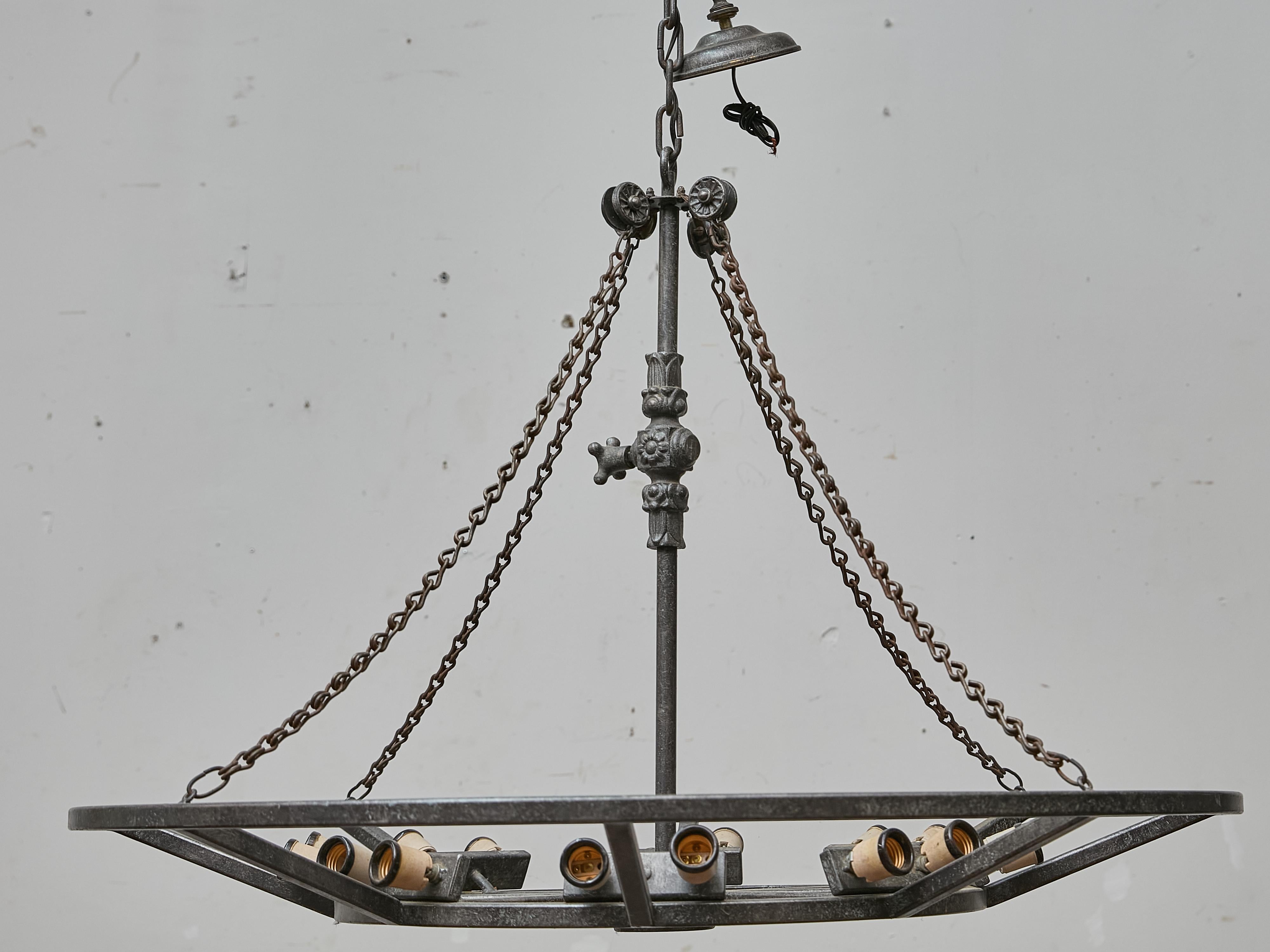 Industriale Grande lampadario industriale francese in ferro a 12 luci, 1920 circa - US wired in vendita