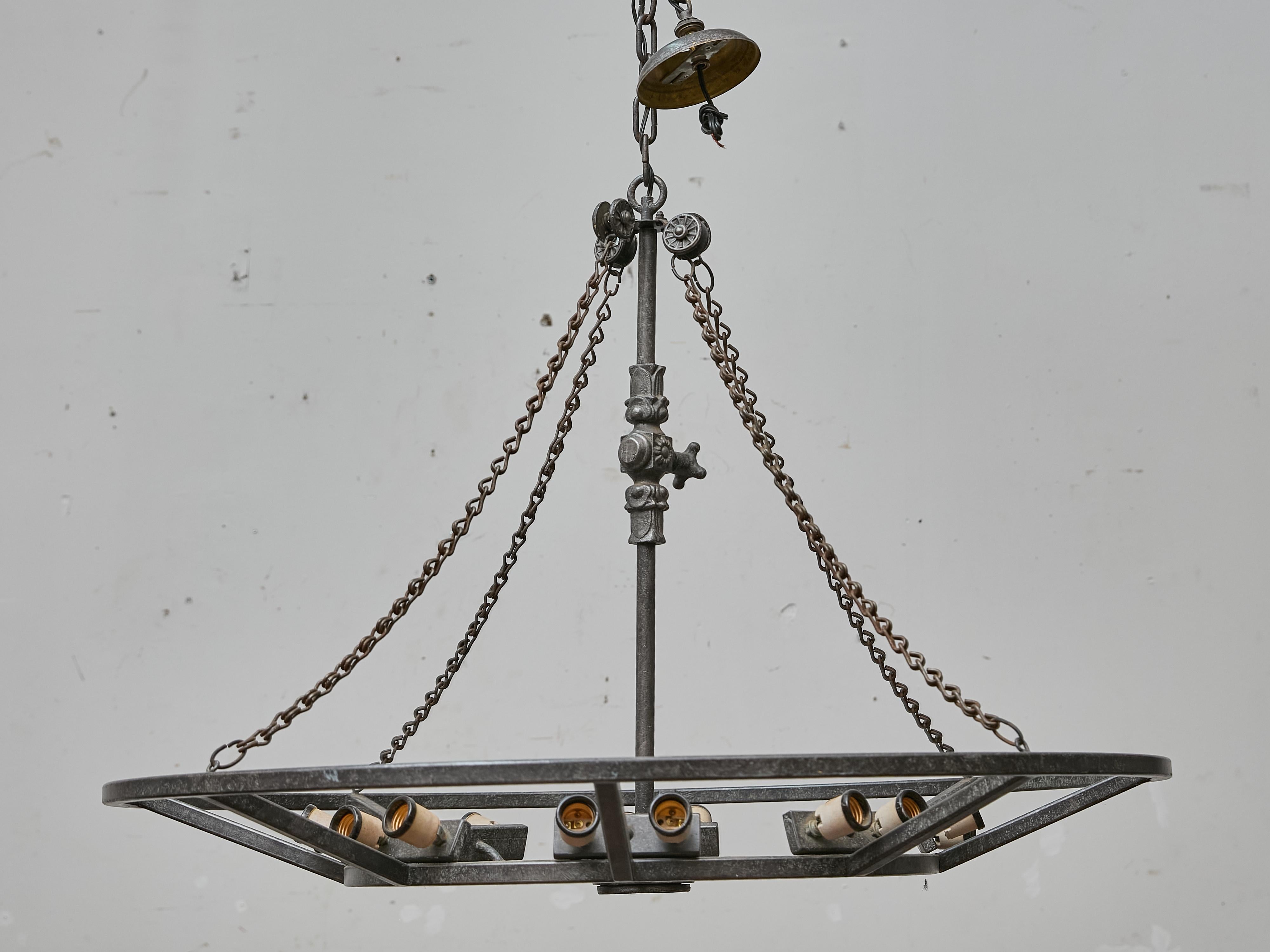 Grande lampadario industriale francese in ferro a 12 luci, 1920 circa - US wired In condizioni buone in vendita a Atlanta, GA
