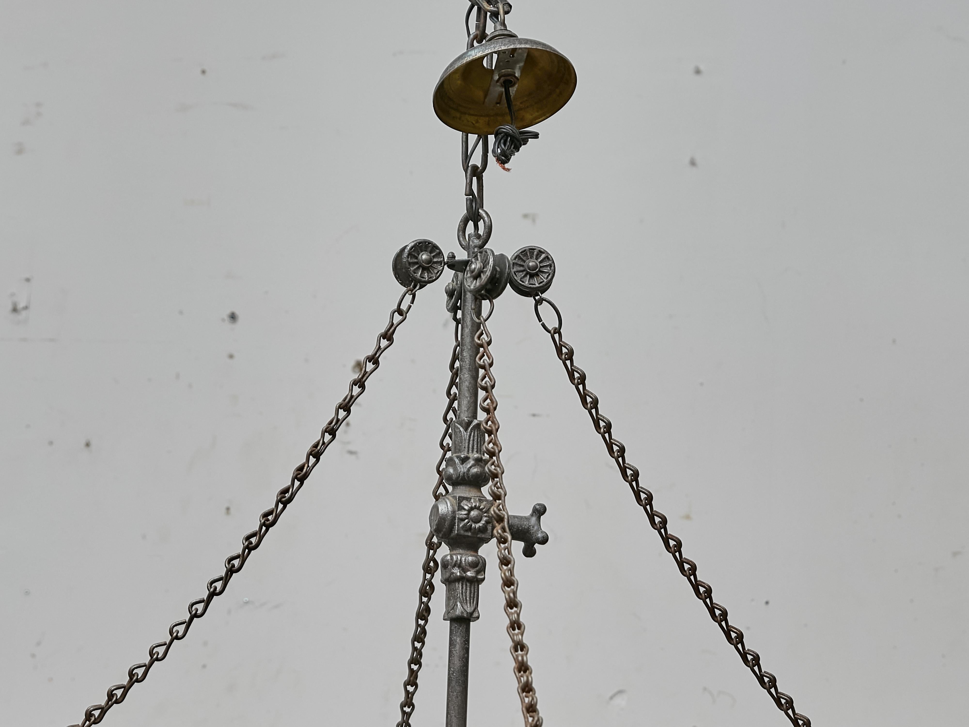 XX secolo Grande lampadario industriale francese in ferro a 12 luci, 1920 circa - US wired in vendita